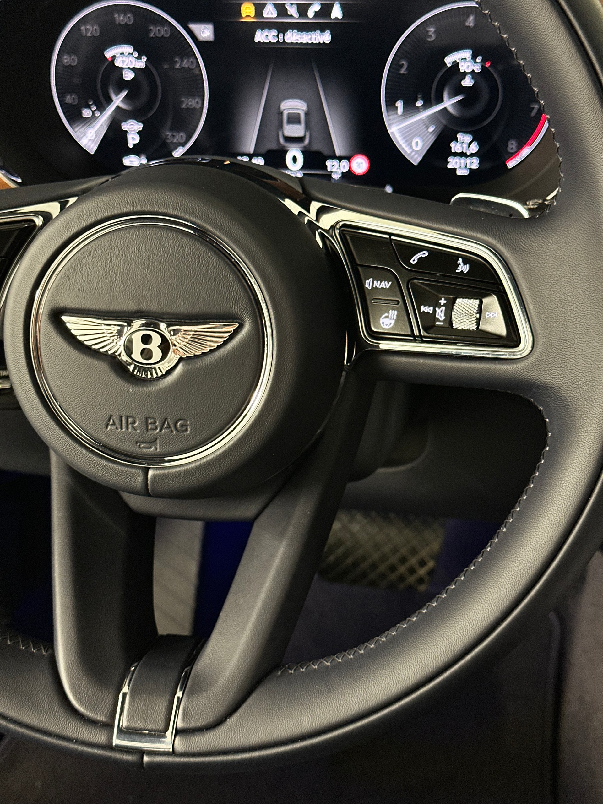 BENTLEY Bentayga V8-image-14