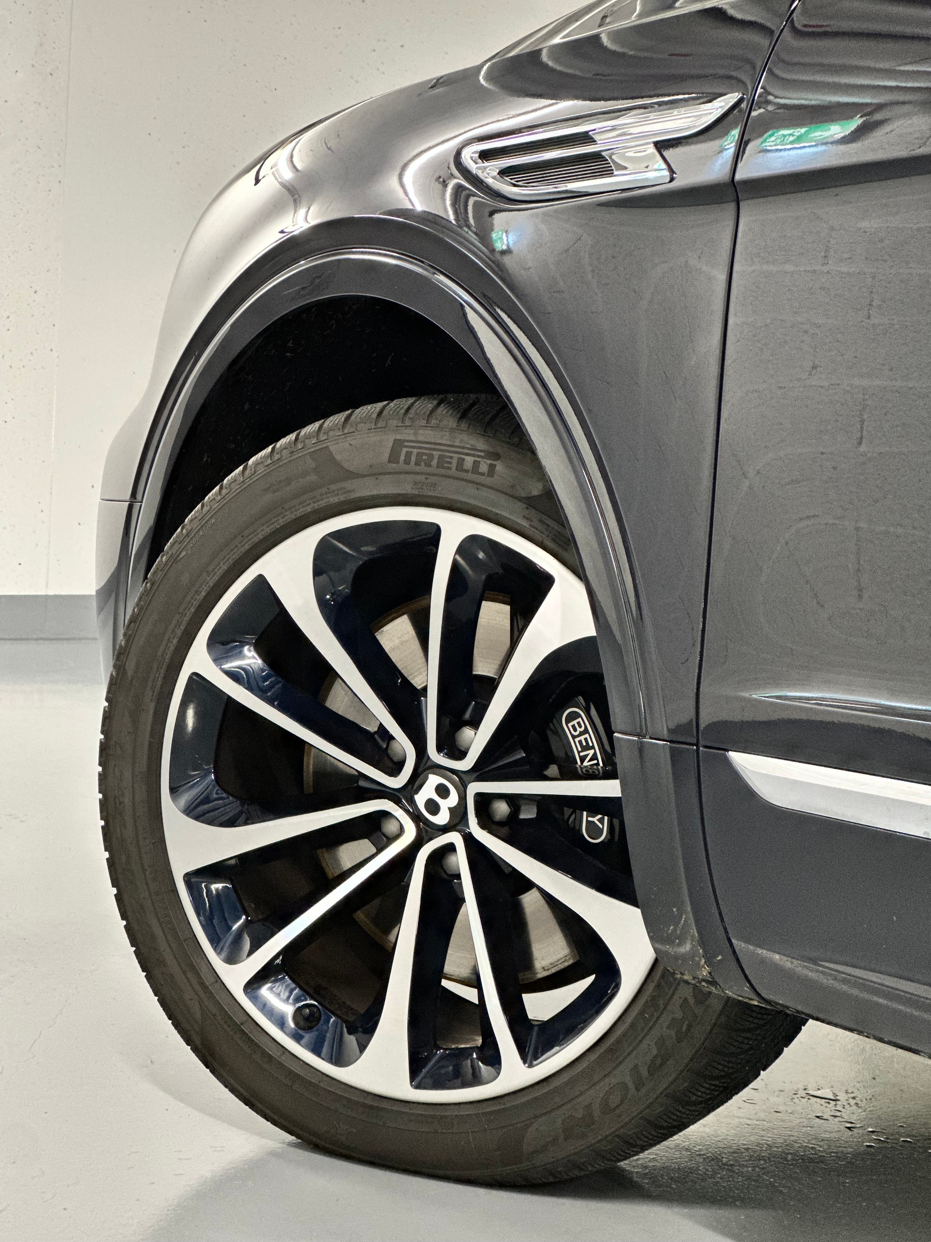 BENTLEY Bentayga V8-image-18