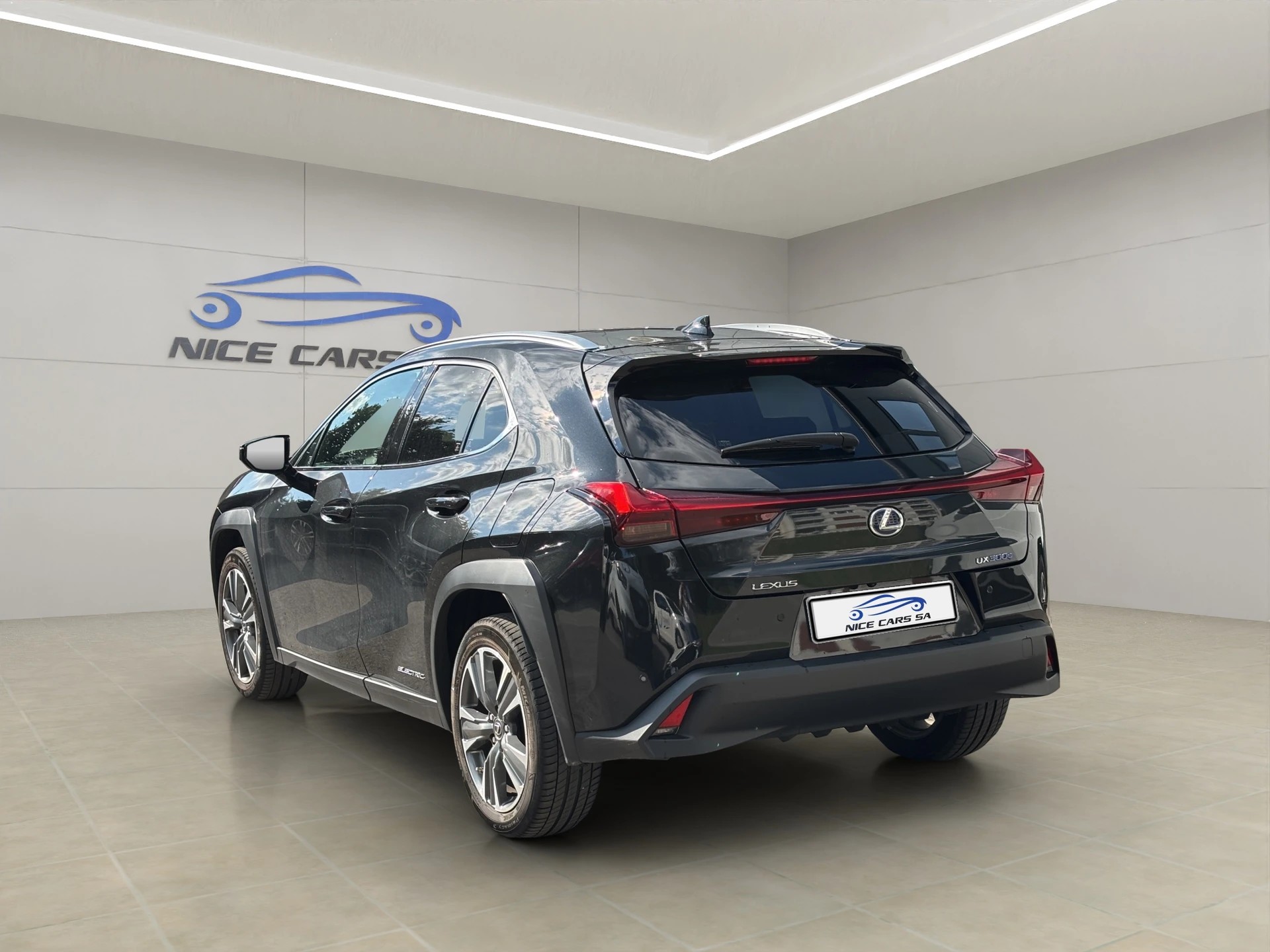 LEXUS UX 300e Excellence Automatic-showroom-element-3