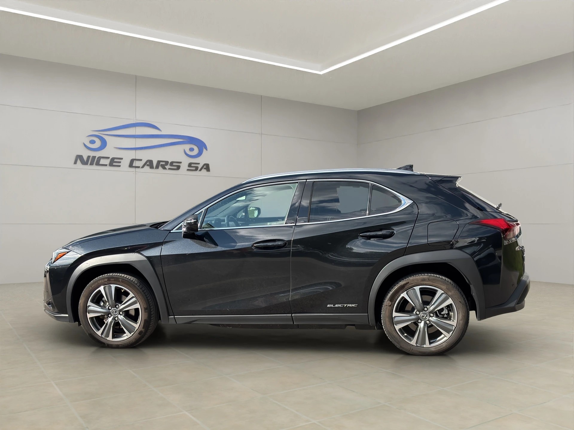 LEXUS UX 300e Excellence Automatic-image-6