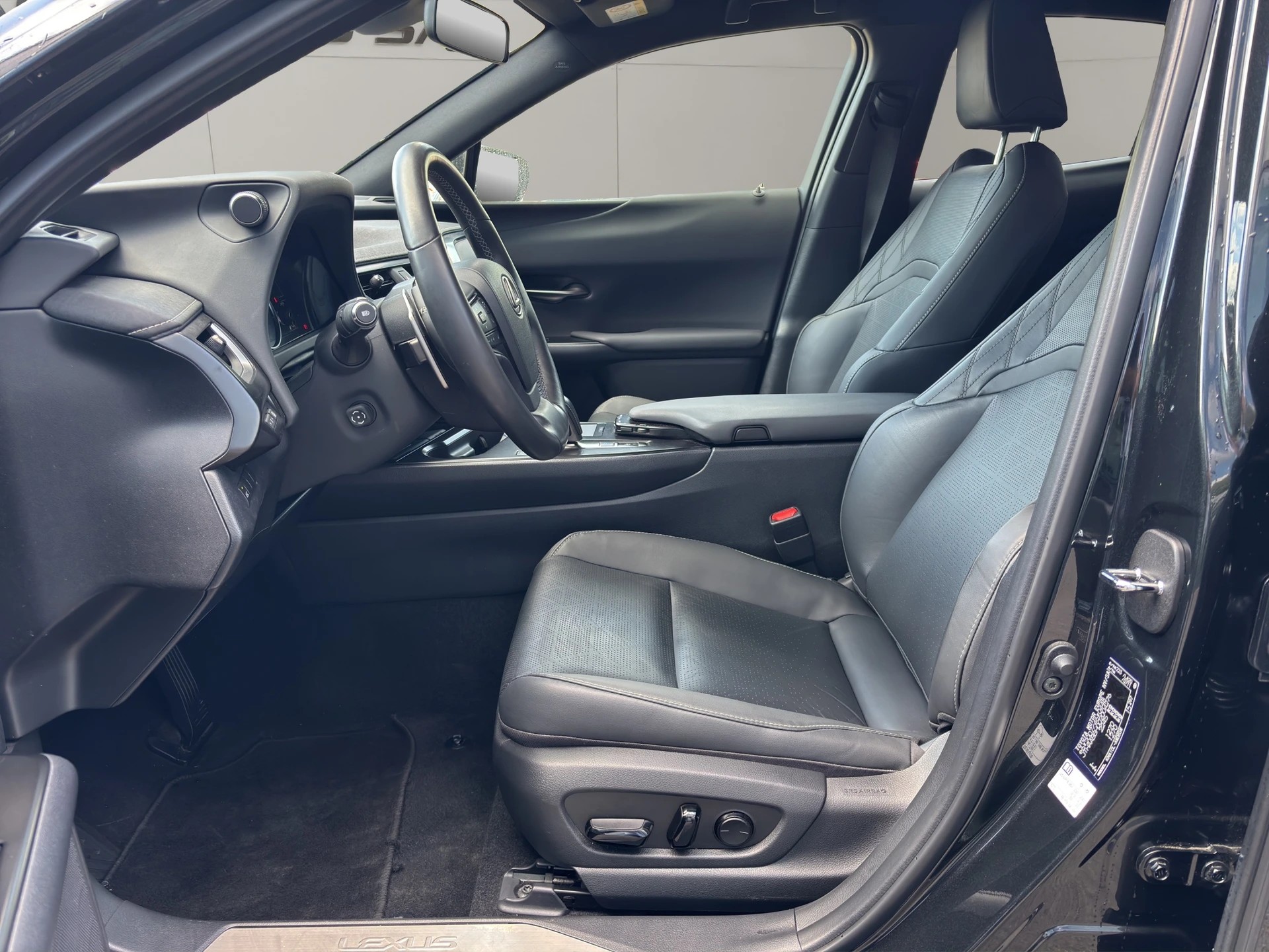 LEXUS UX 300e Excellence Automatic-image-11