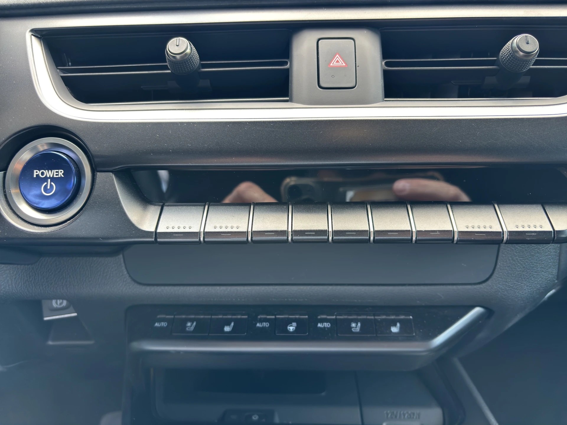 LEXUS UX 300e Excellence Automatic-image-17