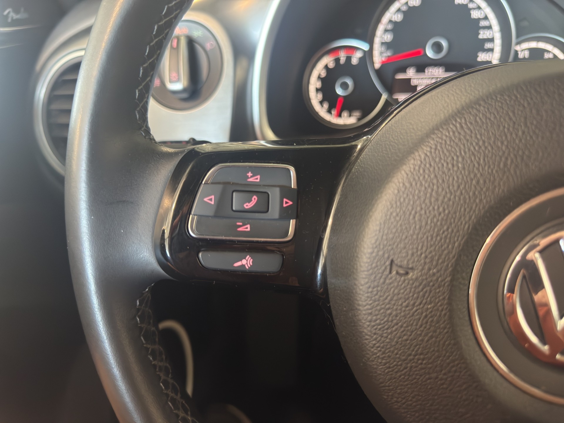 VW Beetle Cabrio 2.0 TSI Sport-image-19