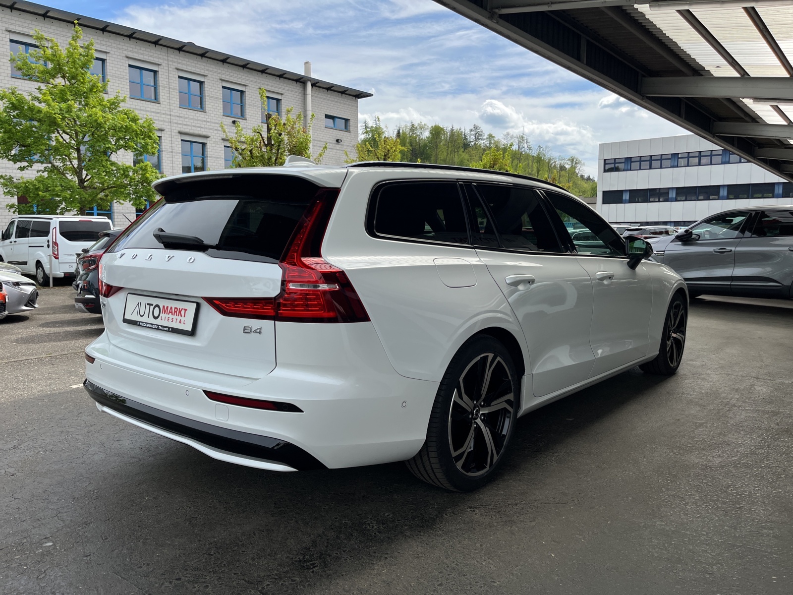 VOLVO V60 B4 Benzin Mild Hybrid Ultimate Dark DCT-image-4