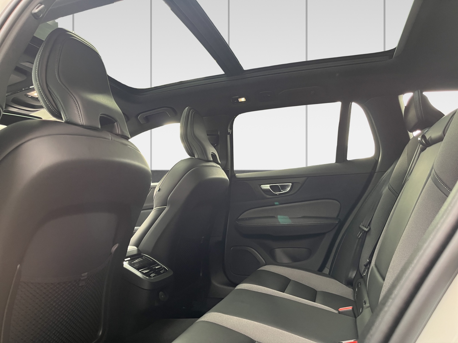 VOLVO V60 B4 Benzin Mild Hybrid Ultimate Dark DCT-image-7