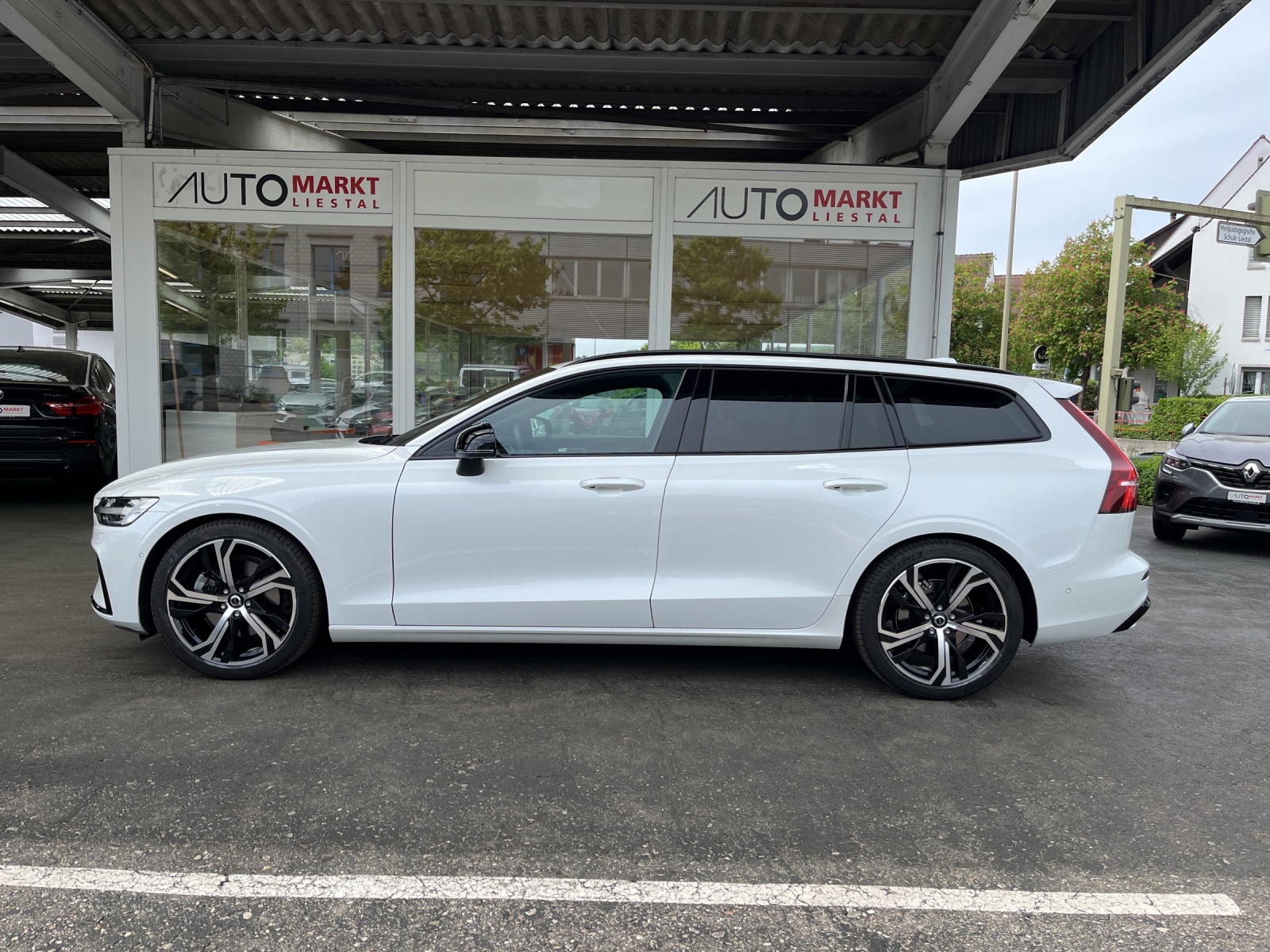 VOLVO V60 B4 Benzin Mild Hybrid Ultimate Dark DCT-showroom-element-1