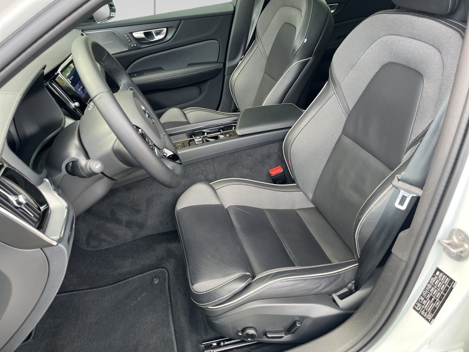 VOLVO V60 B4 Benzin Mild Hybrid Ultimate Dark DCT-image-6