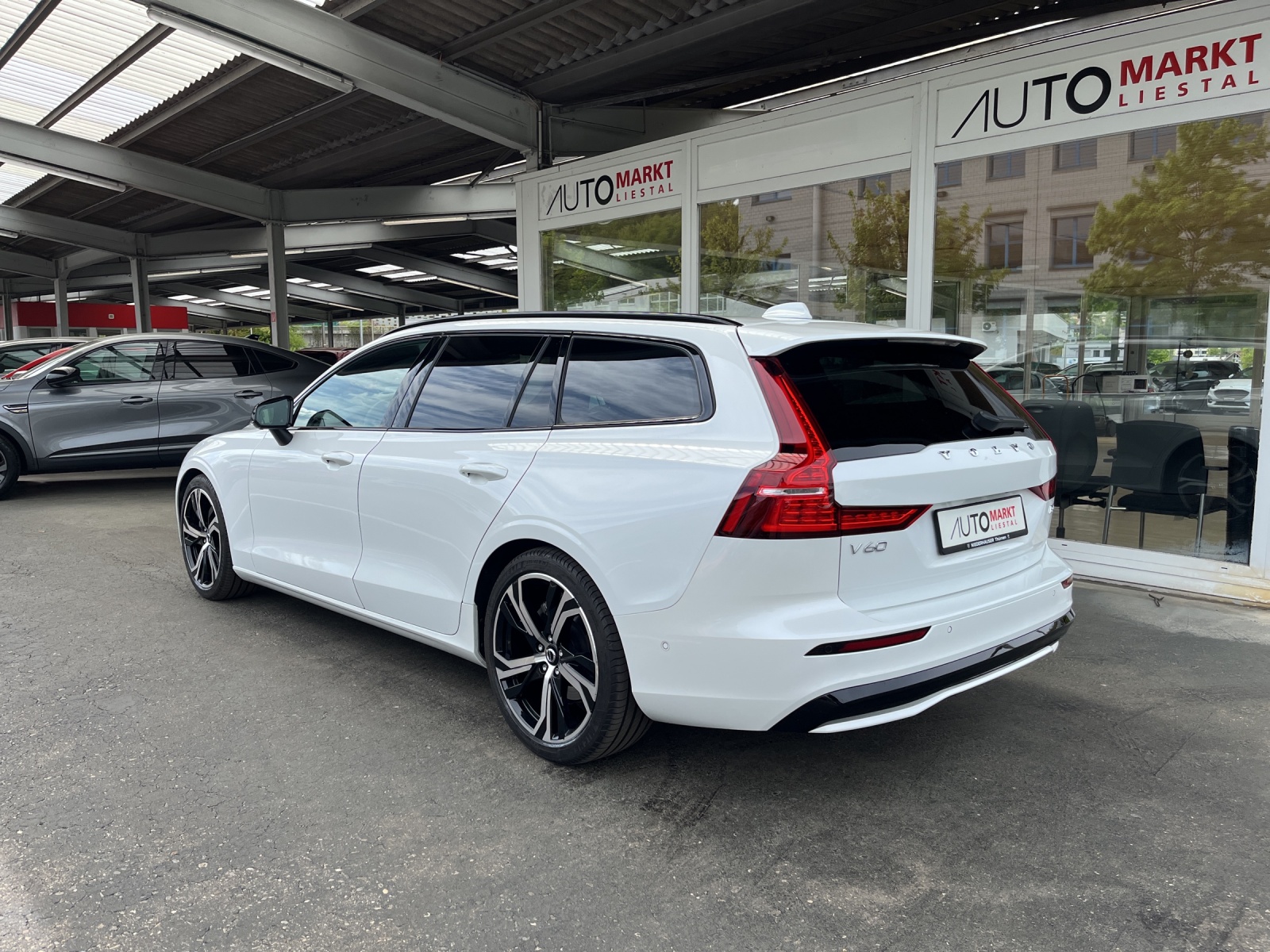 VOLVO V60 B4 Benzin Mild Hybrid Ultimate Dark DCT-showroom-element-2