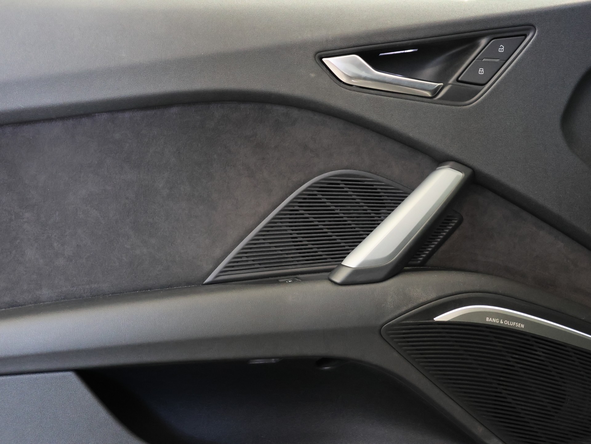 AUDI TT Coupé 2.0 TFSI quattro S-tronic *ALL BLACK*B&O*-image-31