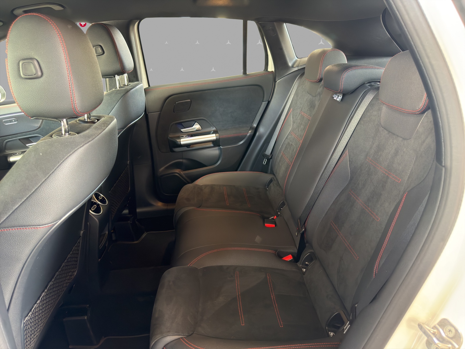 MERCEDES-BENZ GLA 200 7G-DCT-image-13
