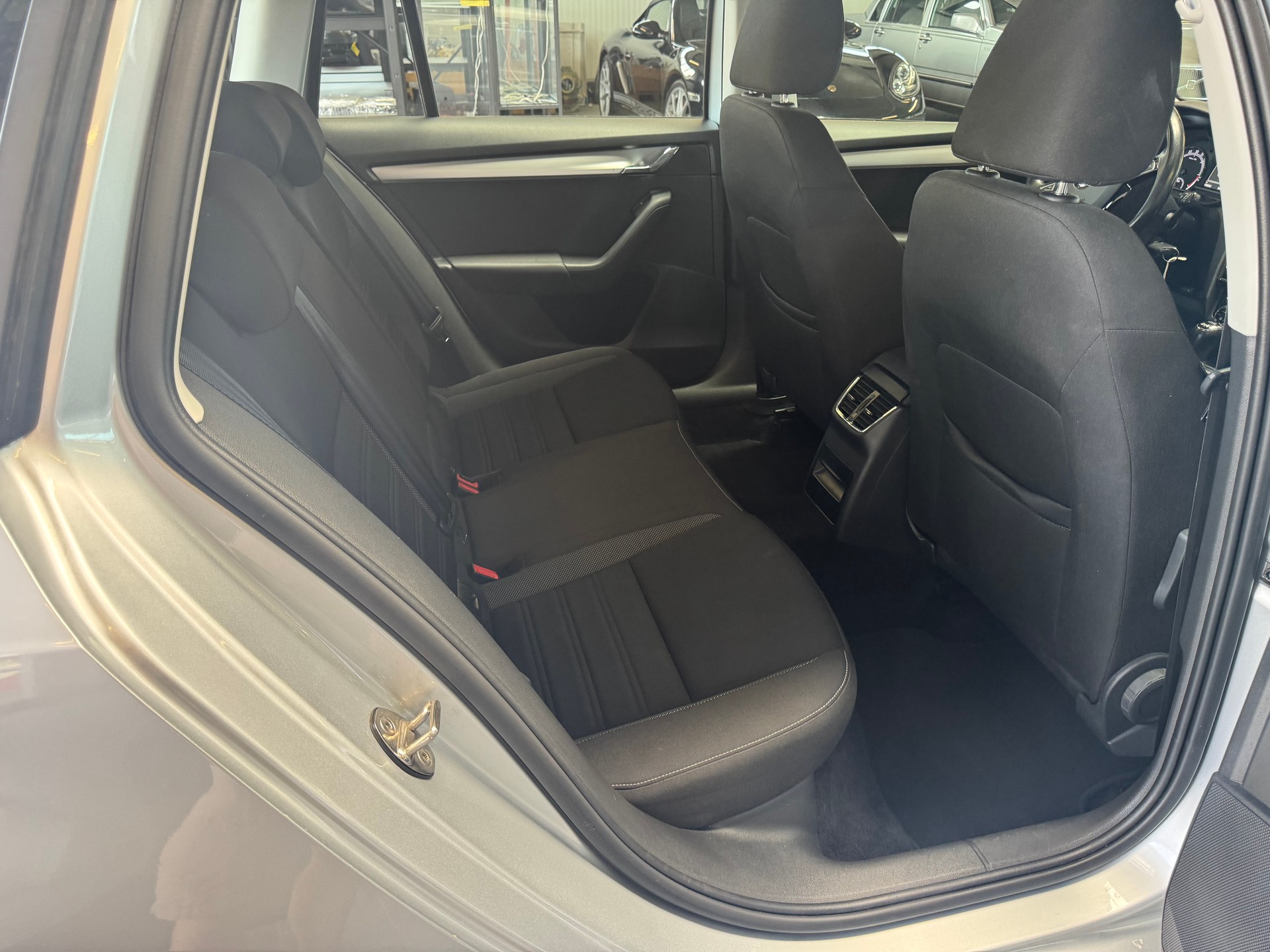 SKODA Octavia Combi 2.0 TDI Ambition 4x4-image-13