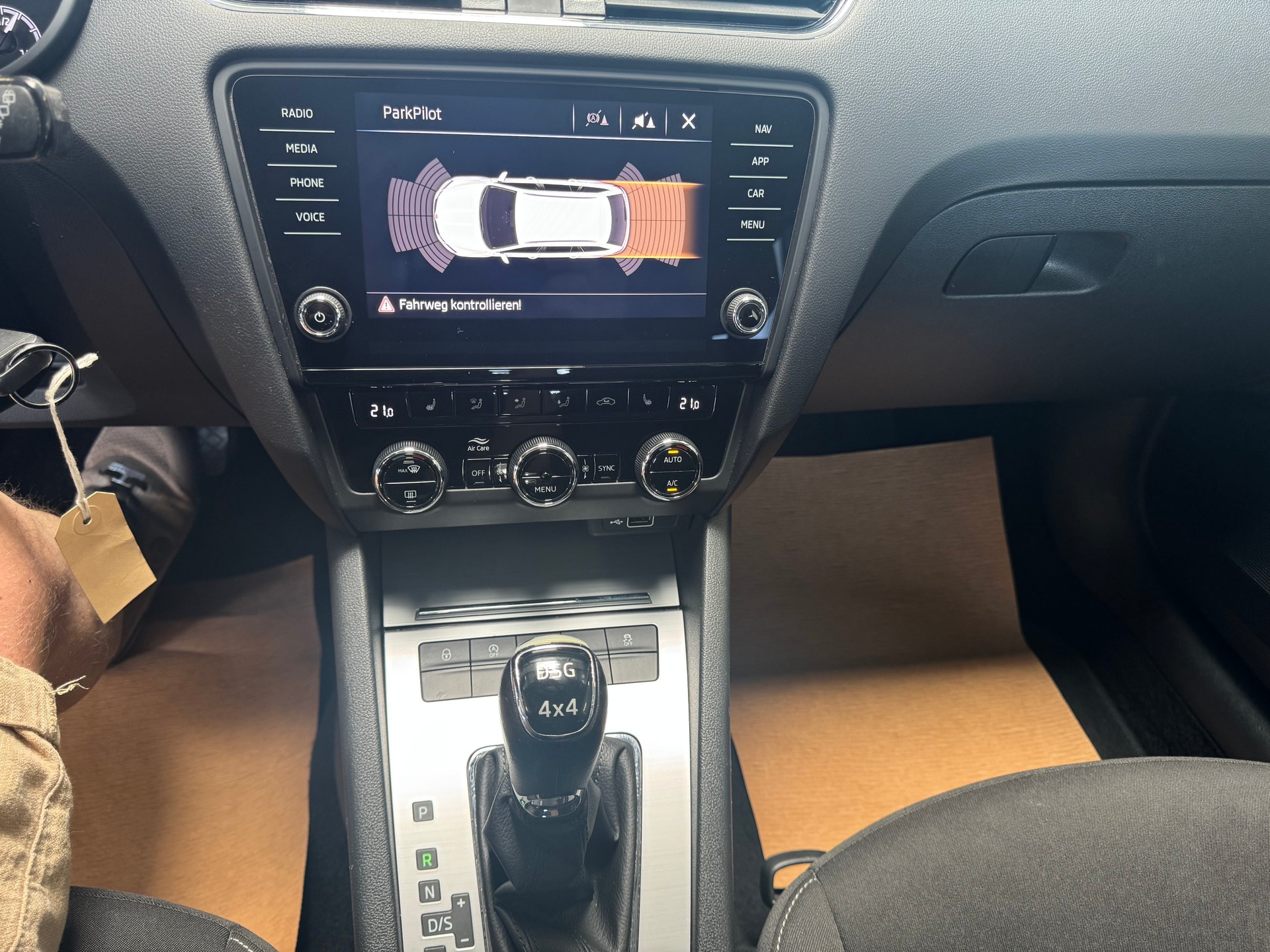 SKODA Octavia Combi 2.0 TDI Ambition 4x4-image-8