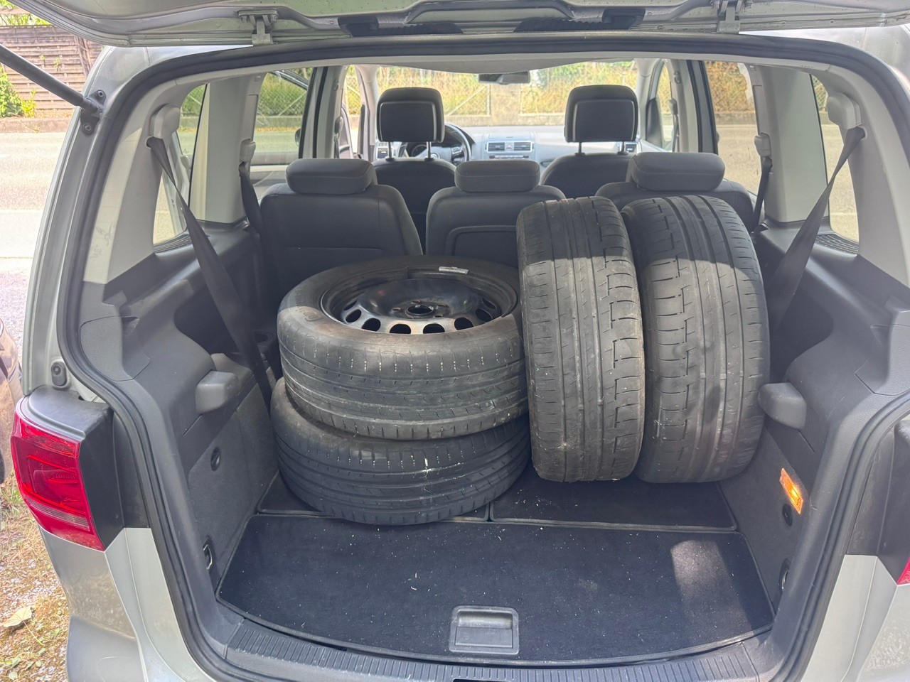 VW Touran 2.0 TDI BlueMotion Technology 65th Edition-image-9