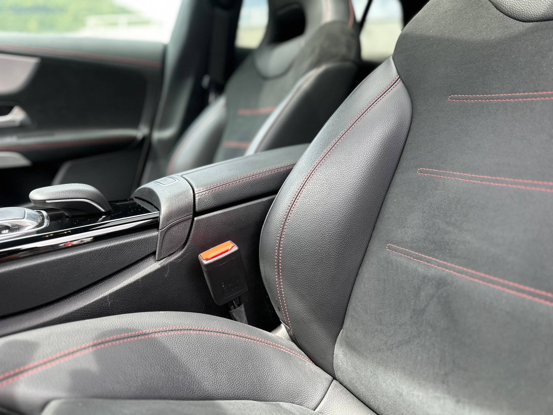 MERCEDES-BENZ CLA 220 Shooting Brake 7G-DCT AMG Line-image-17