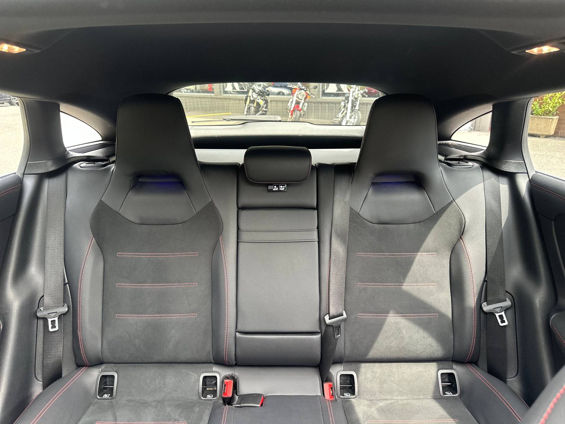 MERCEDES-BENZ CLA 220 Shooting Brake 7G-DCT AMG Line-image-15