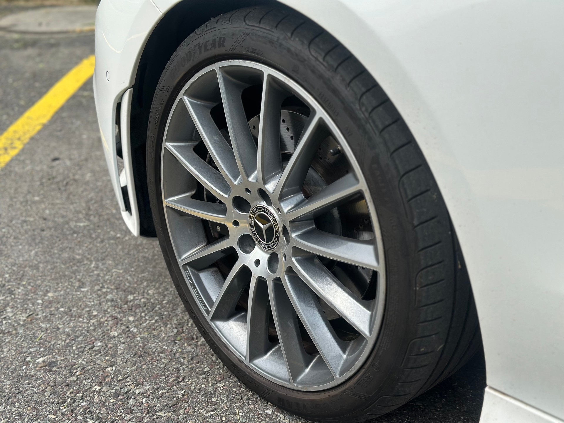 MERCEDES-BENZ CLA 220 Shooting Brake 7G-DCT AMG Line-image-9