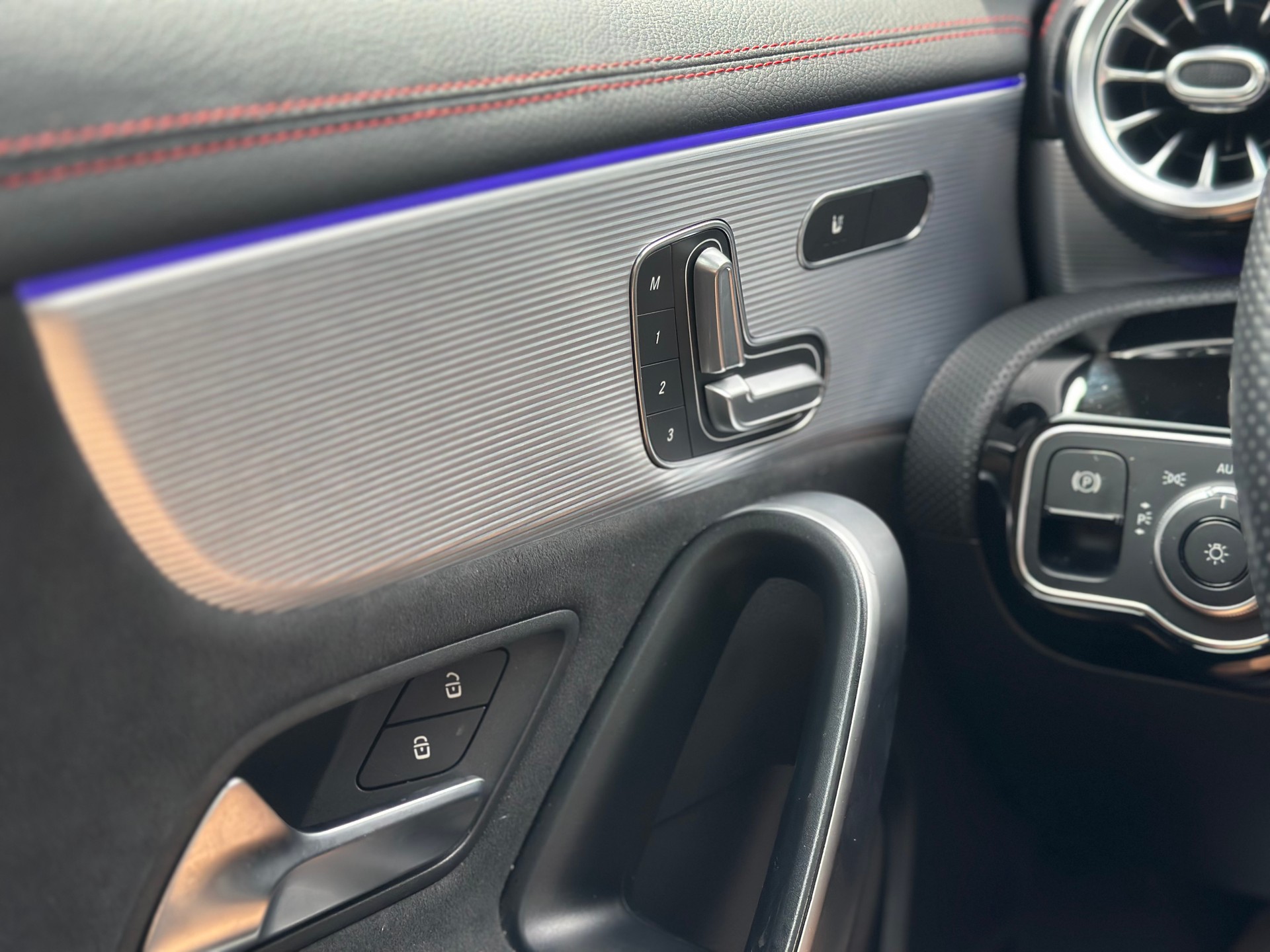 MERCEDES-BENZ CLA 220 Shooting Brake 7G-DCT AMG Line-image-19