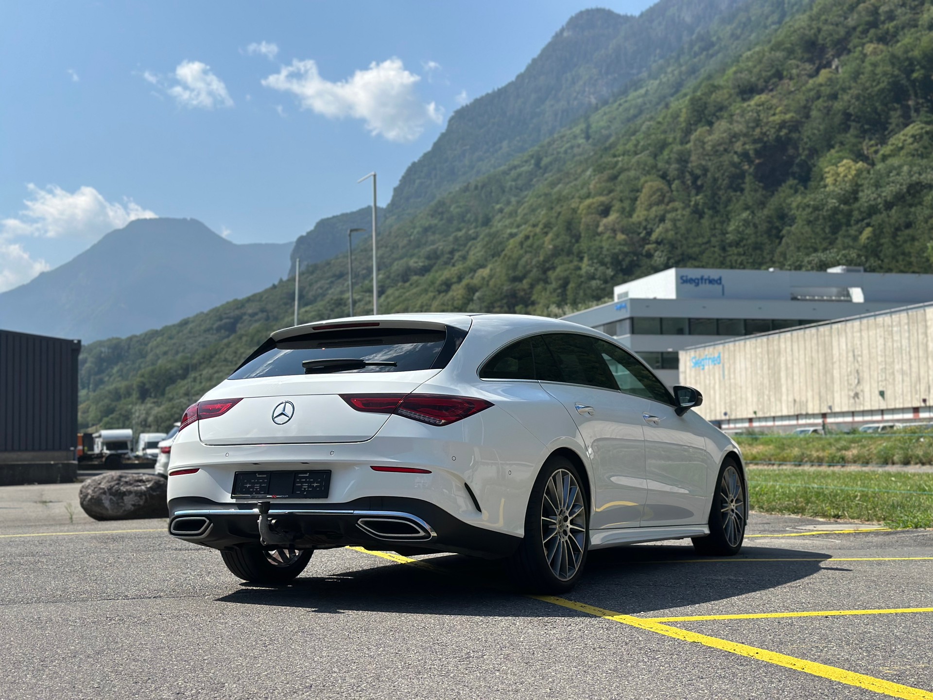MERCEDES-BENZ CLA 220 Shooting Brake 7G-DCT AMG Line-image-5