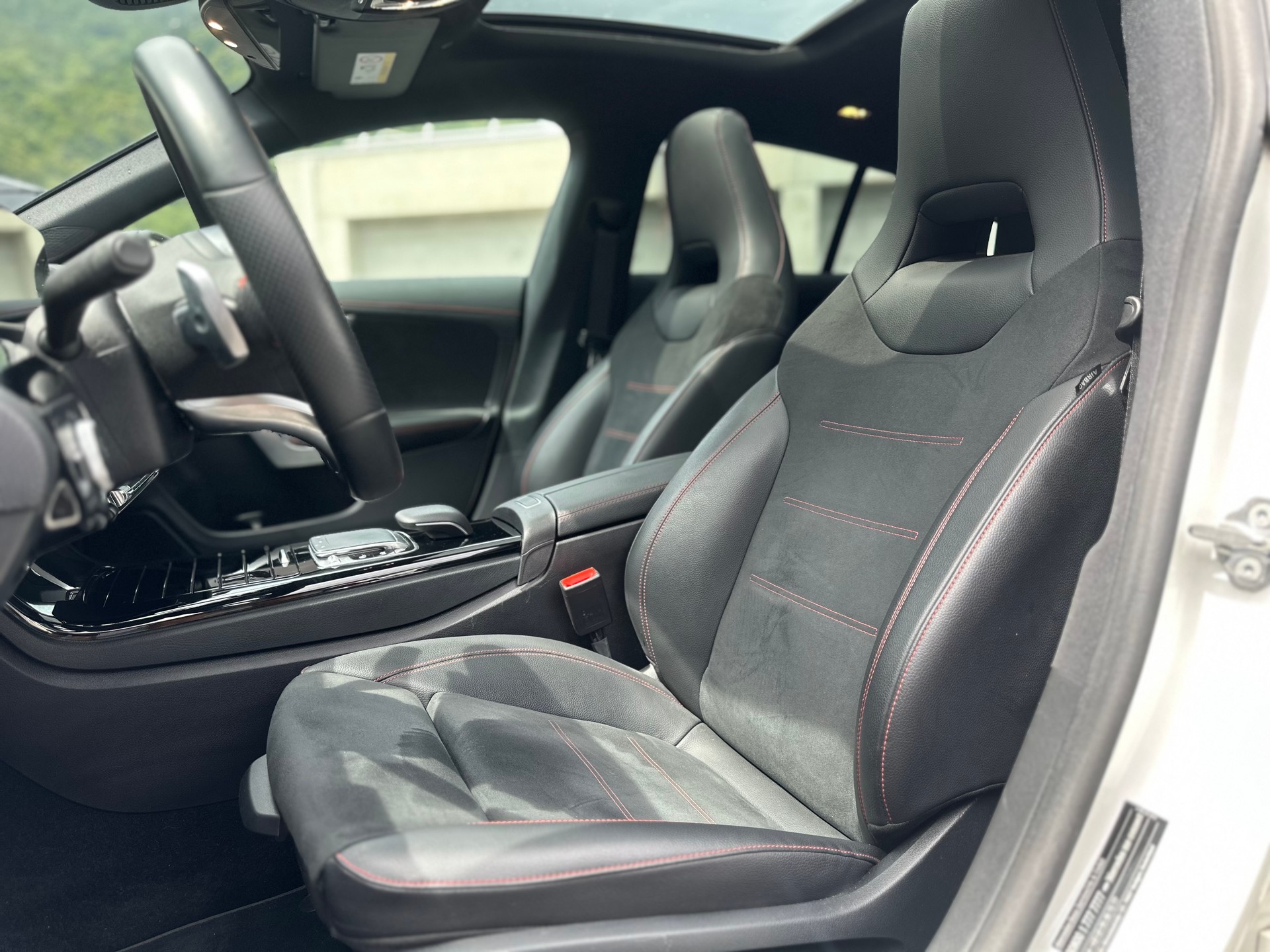 MERCEDES-BENZ CLA 220 Shooting Brake 7G-DCT AMG Line-image-16