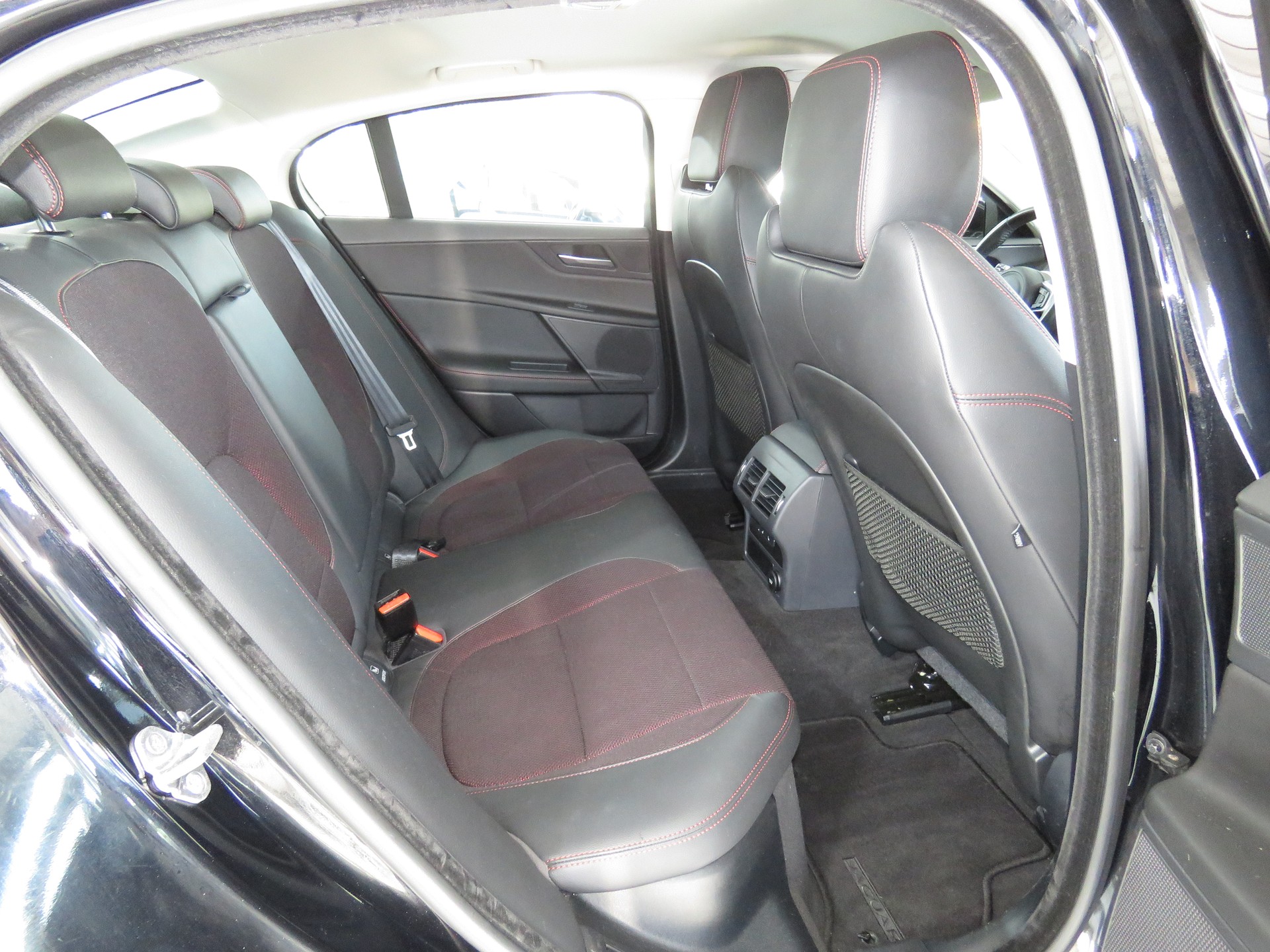 JAGUAR XE 20d Pure Automat-image-12