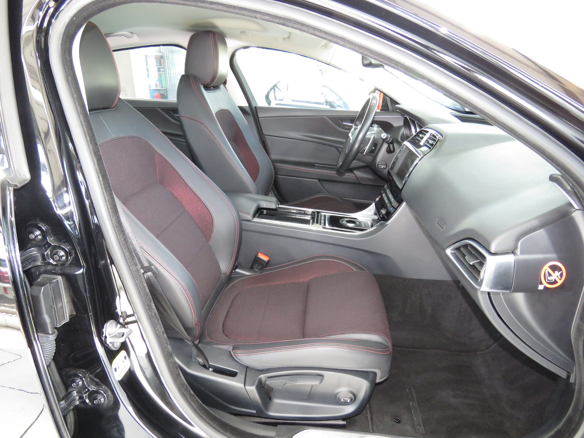 JAGUAR XE 20d Pure Automat-image-11