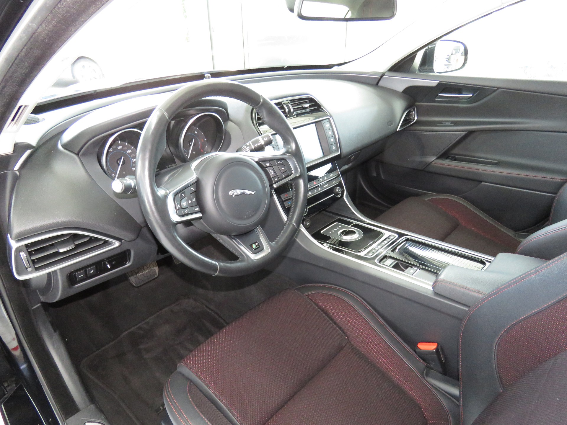 JAGUAR XE 20d Pure Automat-image-6