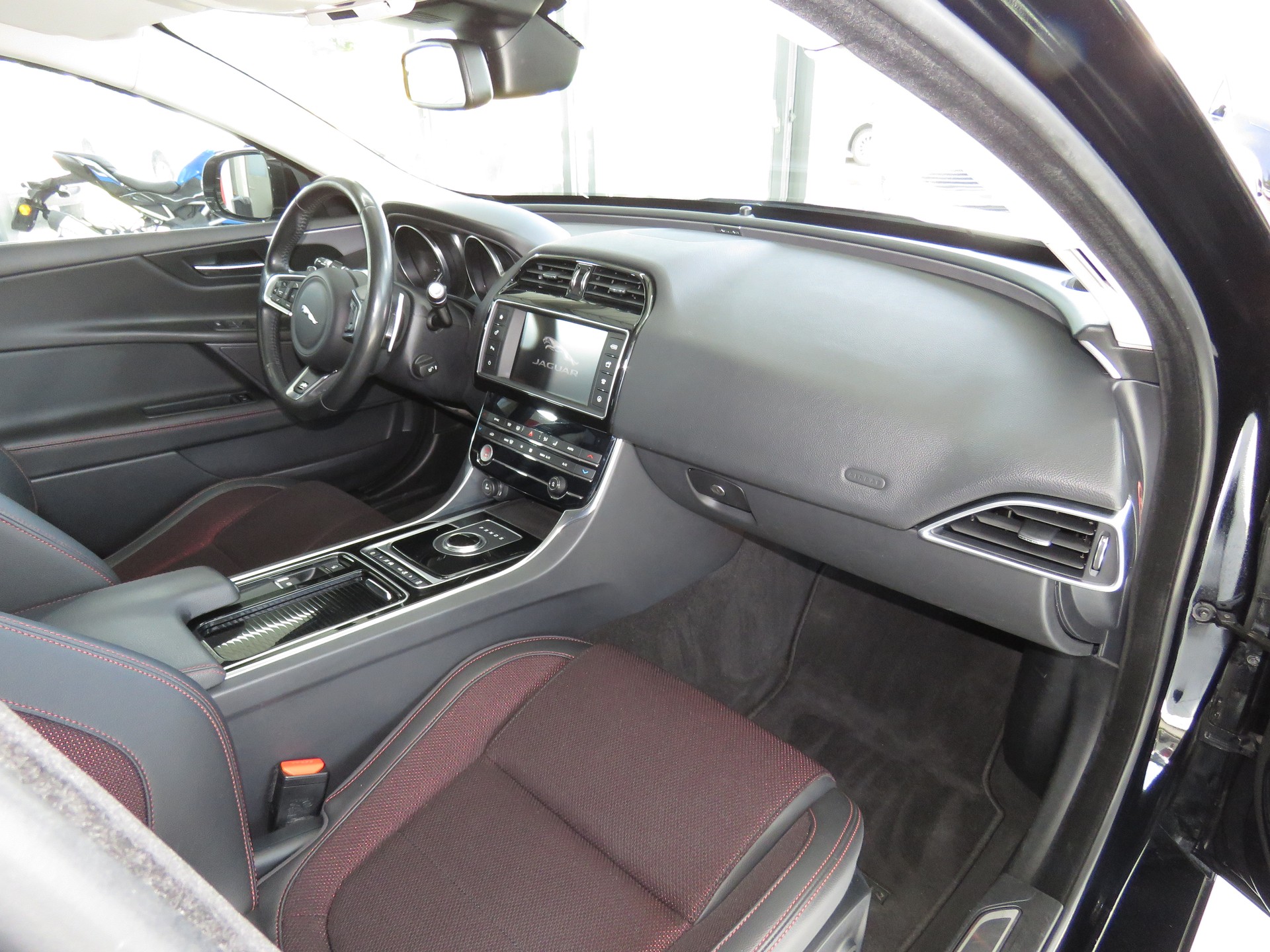 JAGUAR XE 20d Pure Automat-image-10