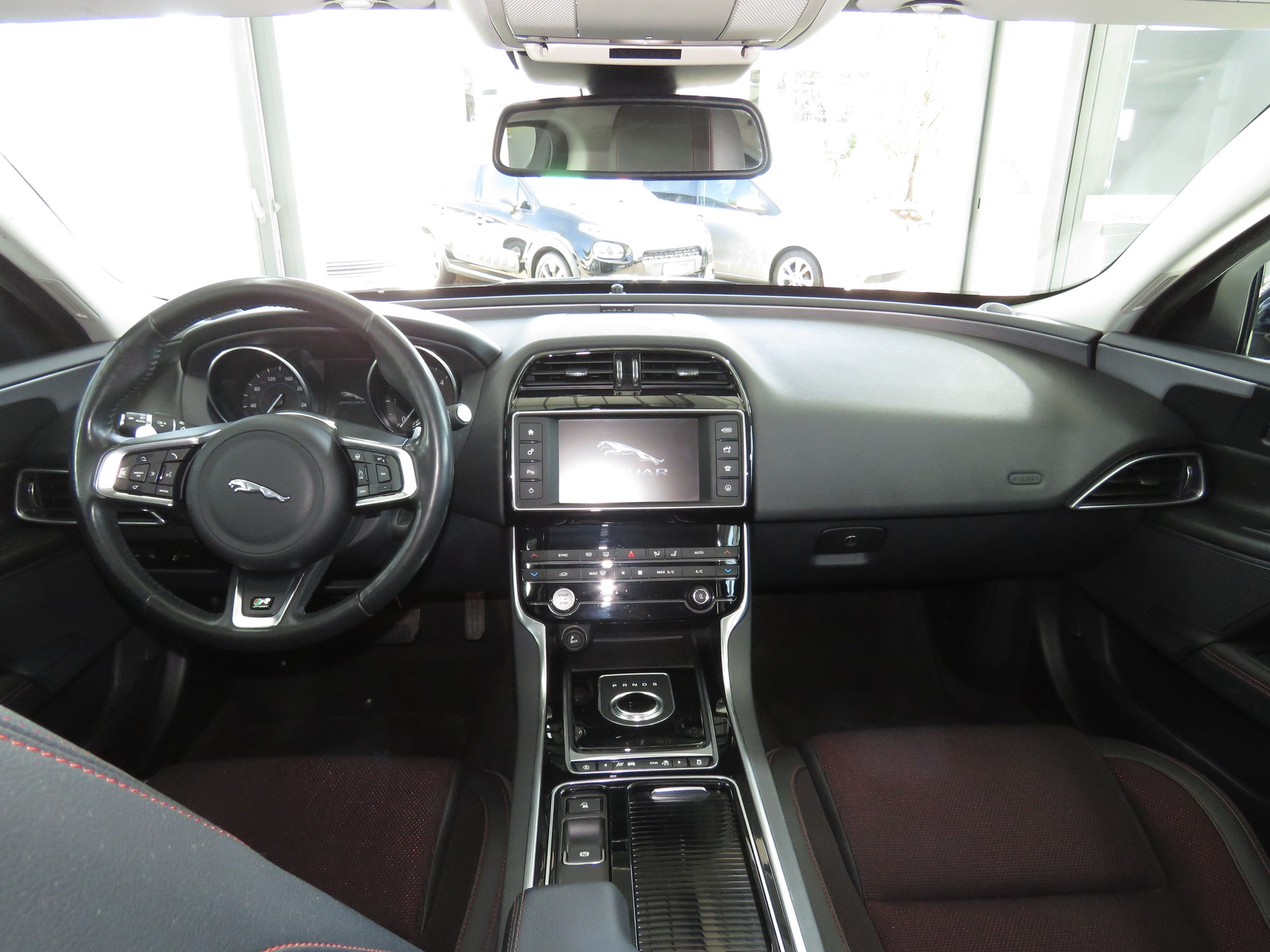 JAGUAR XE 20d Pure Automat-image-13