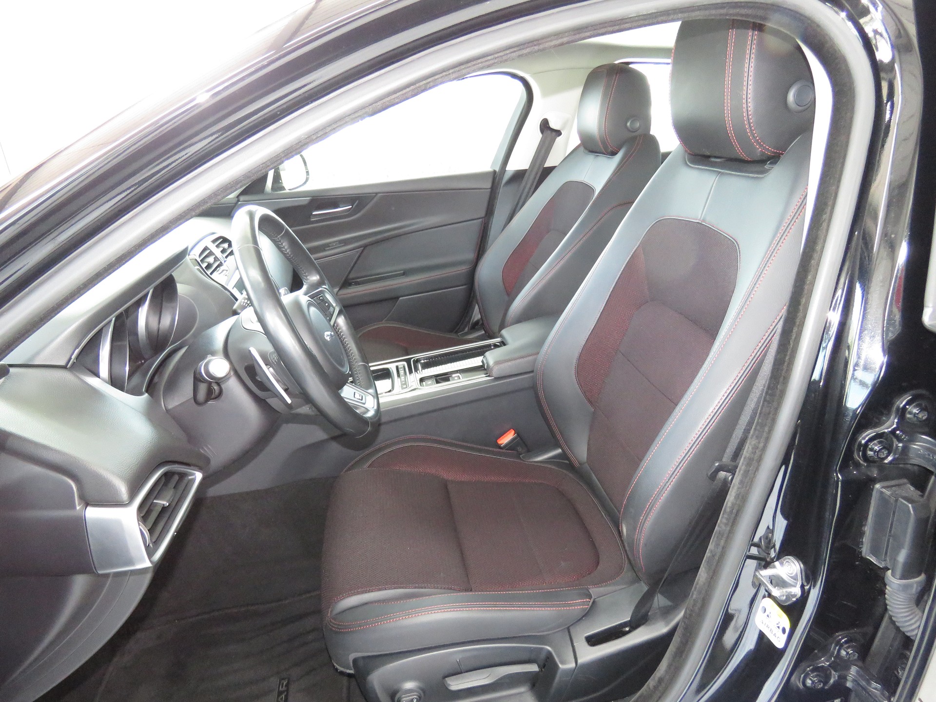 JAGUAR XE 20d Pure Automat-image-7