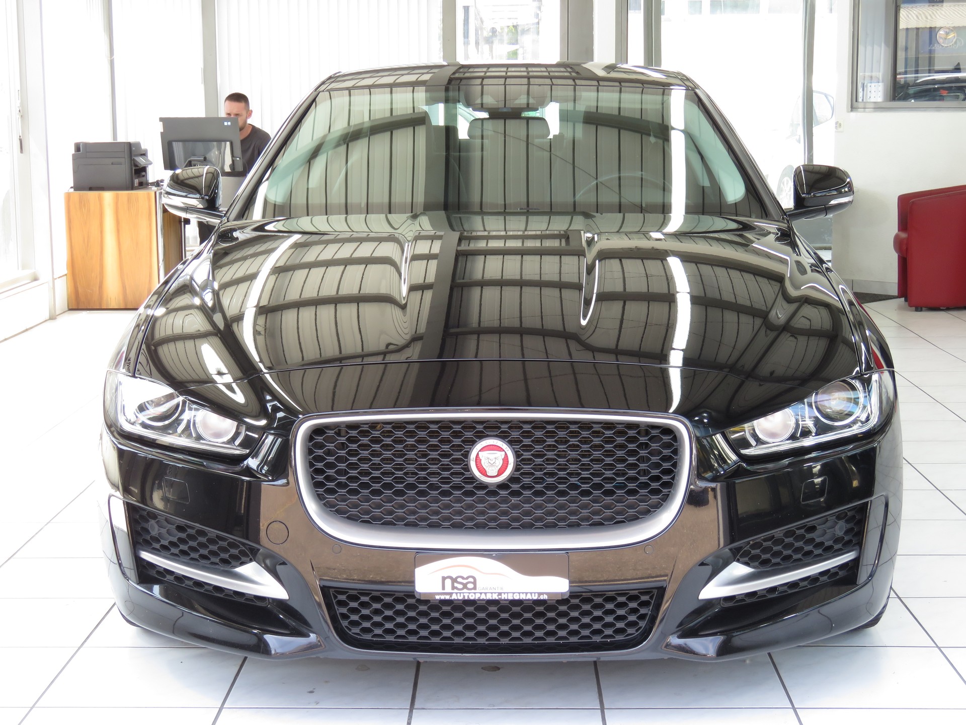 JAGUAR XE 20d Pure Automat-showroom-element-1