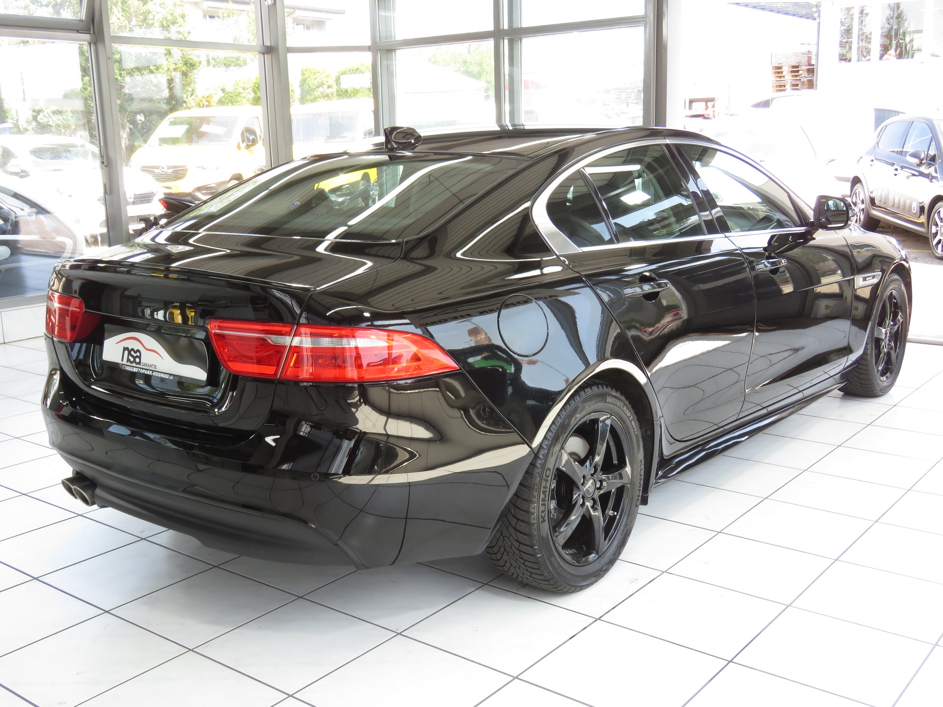 JAGUAR XE 20d Pure Automat-showroom-element-3