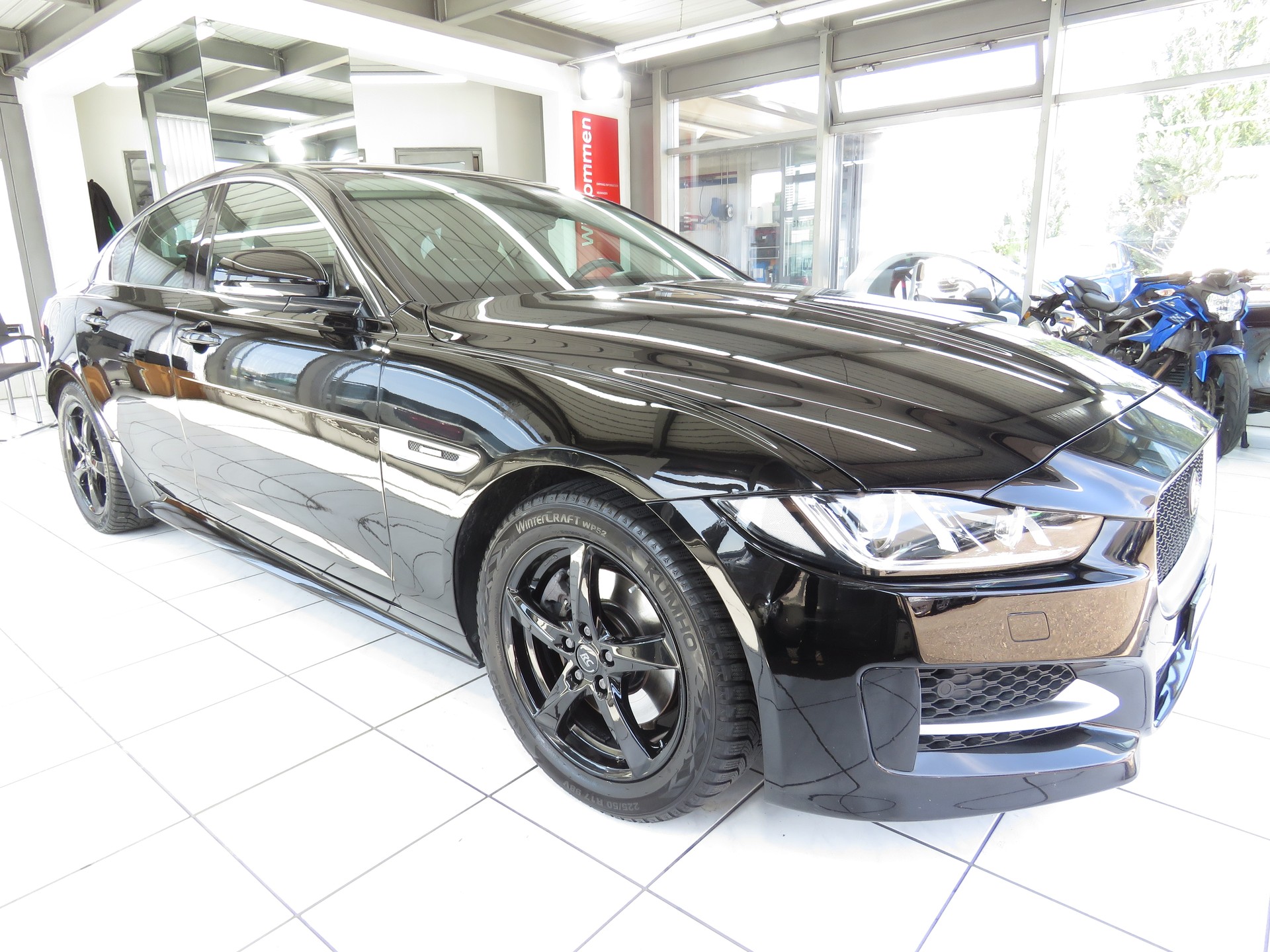 JAGUAR XE 20d Pure Automat-showroom-element-2