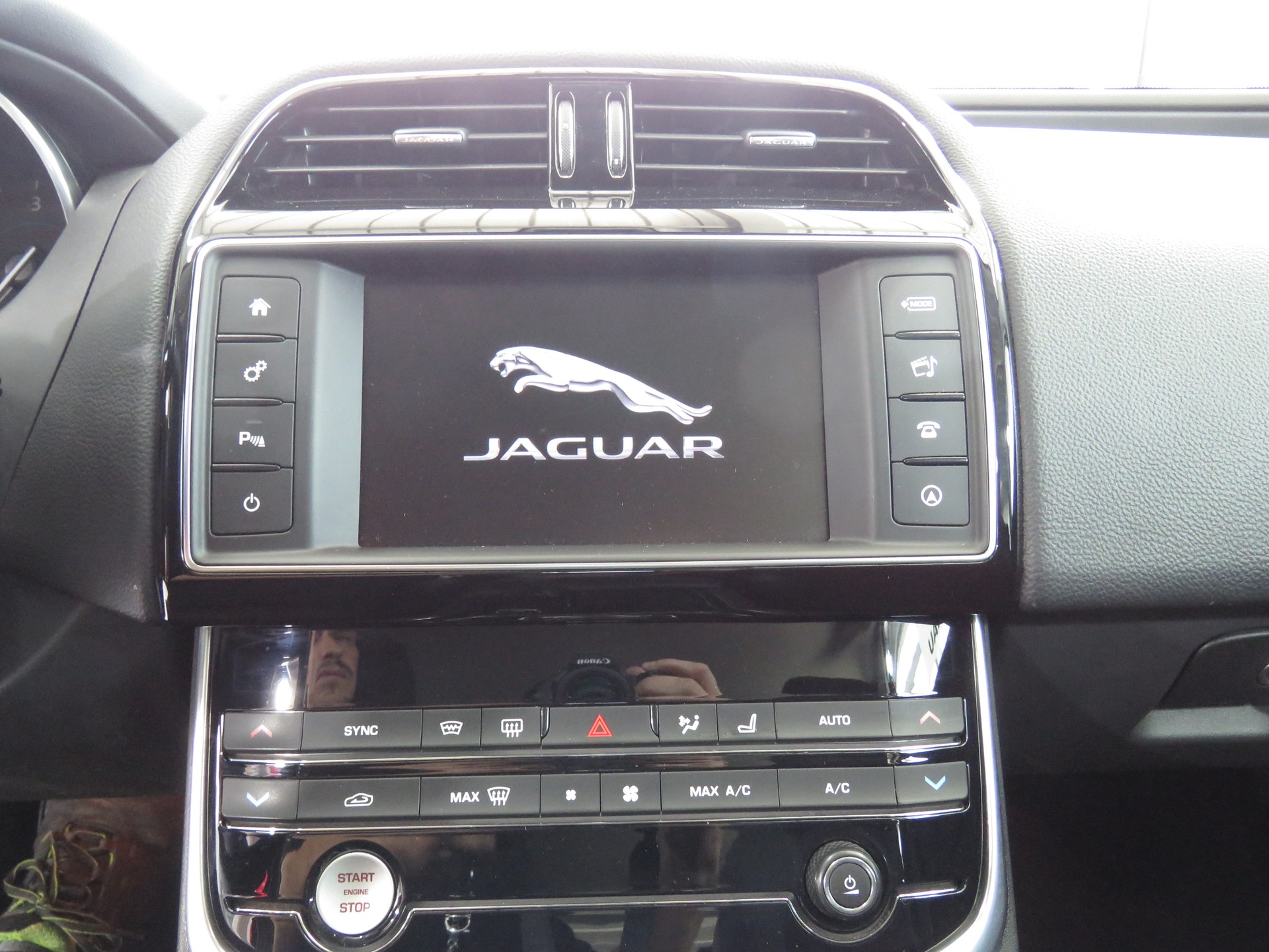 JAGUAR XE 20d Pure Automat-image-15
