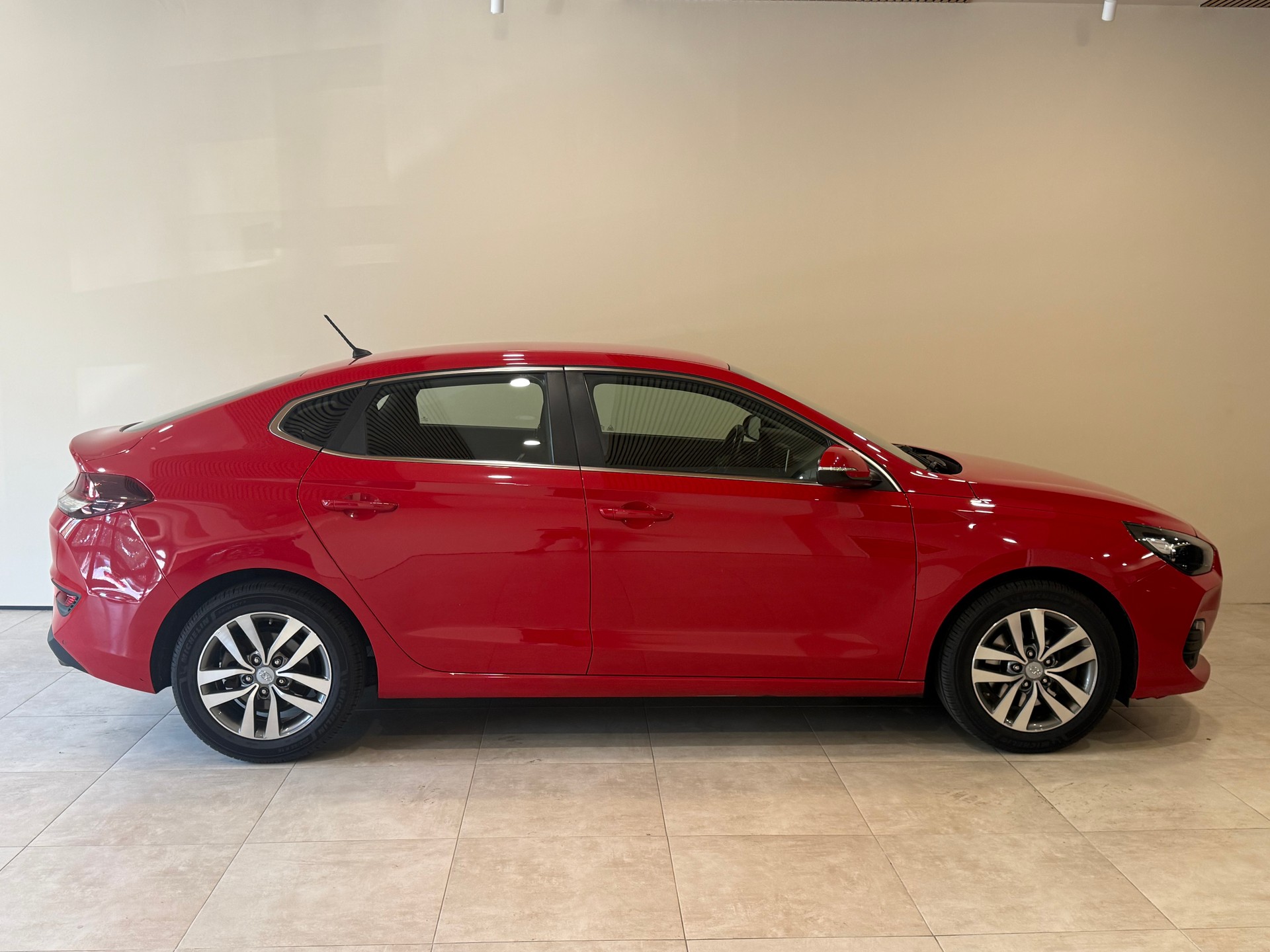 HYUNDAI i30 Fastback 1.0 Ampilia-image-5
