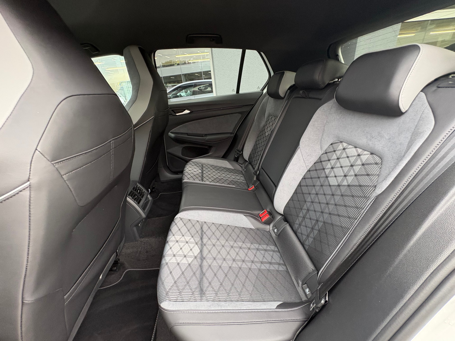 VW Golf 1.5 eTSI mHEV ACT R-Line DSG-image-6