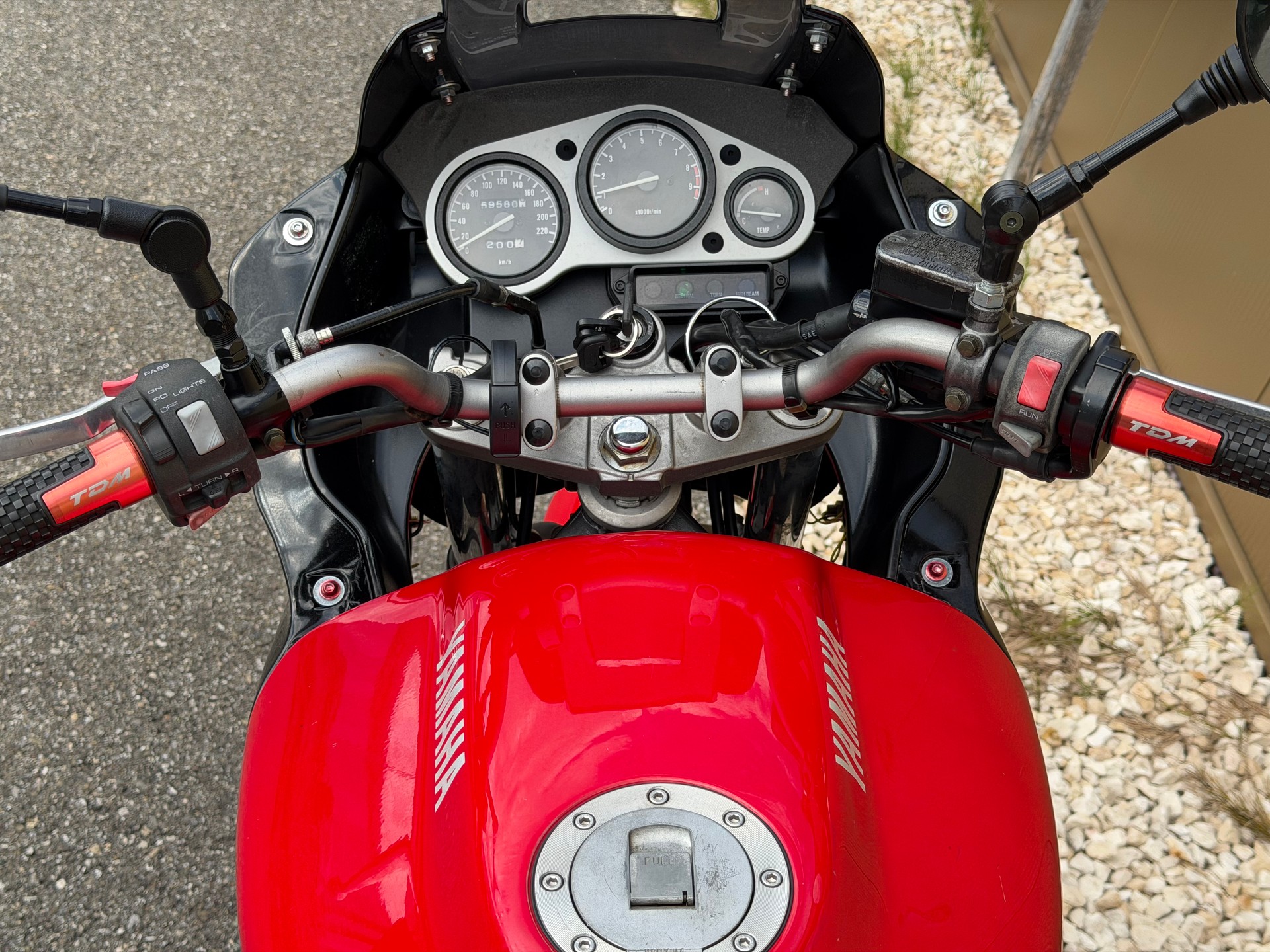YAMAHA TDM 850-image-15