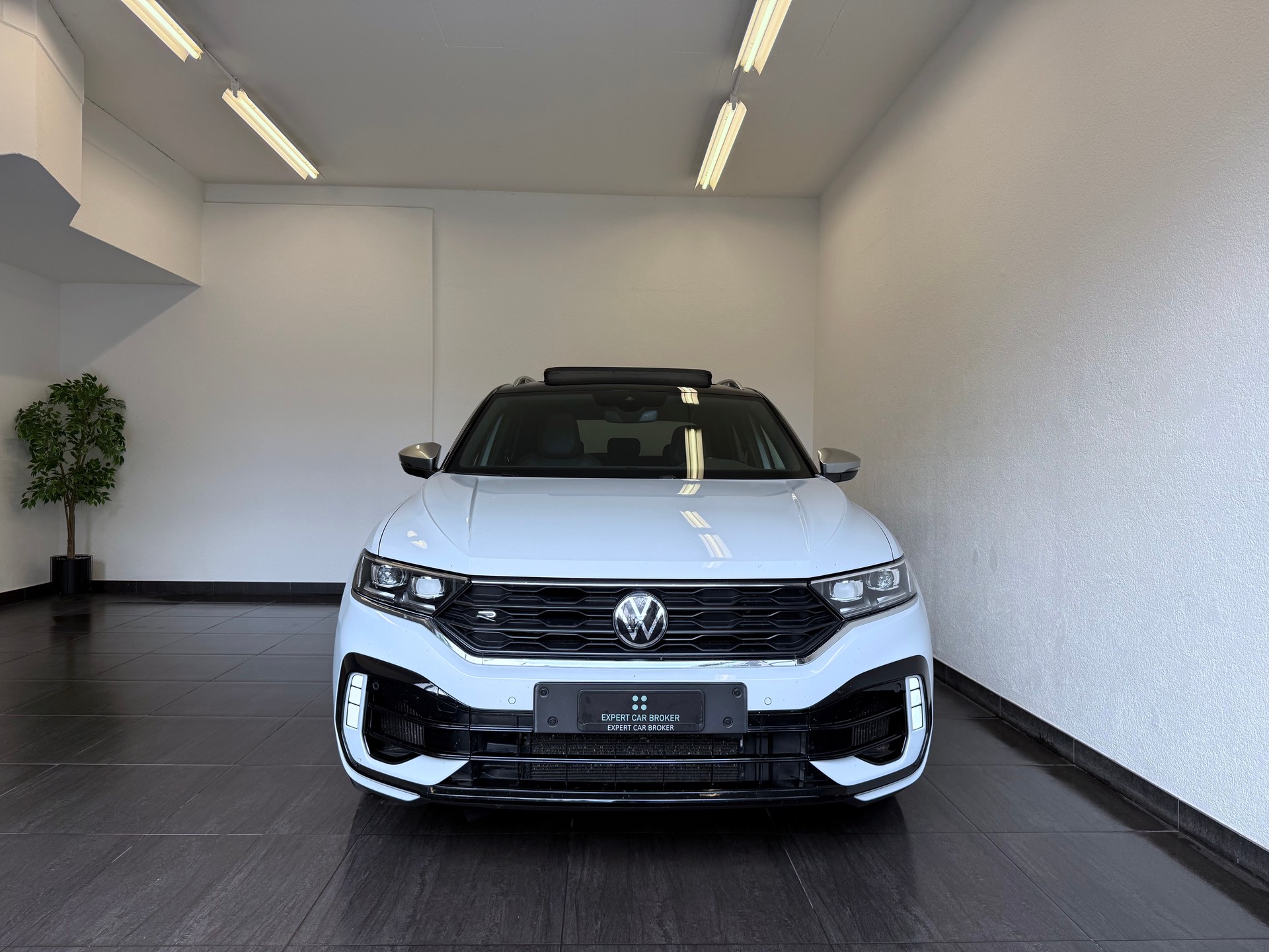 VW T-Roc 2.0 TSI R DSG 4Motion-image-4