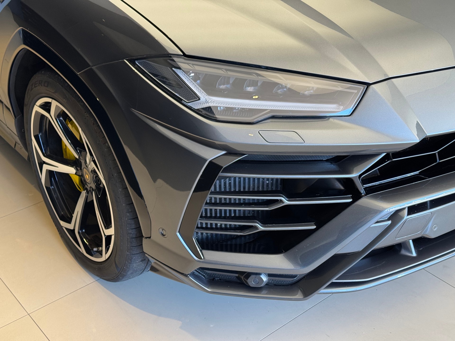 LAMBORGHINI Urus E-Gear-showroom-element-3