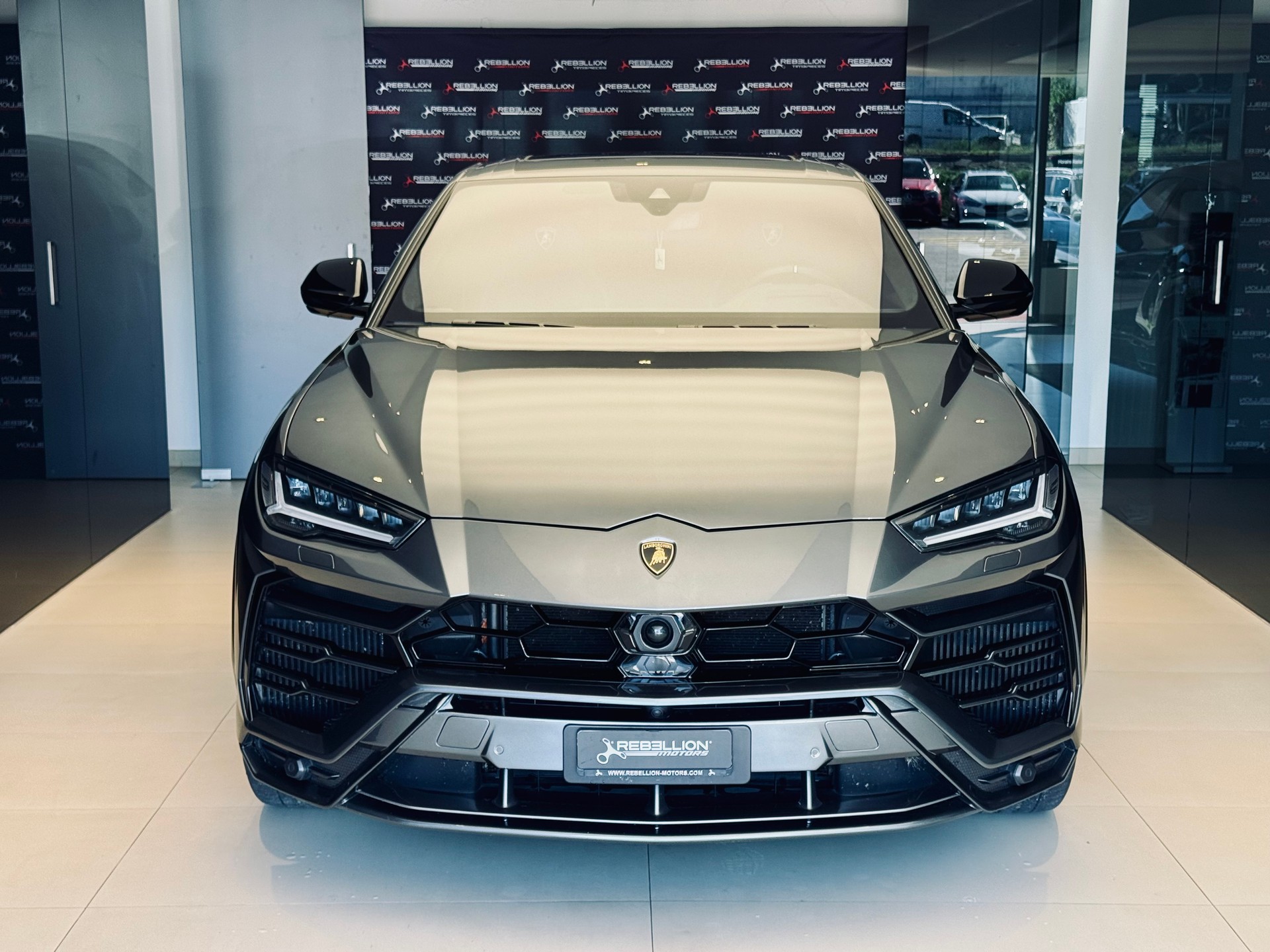 LAMBORGHINI Urus E-Gear-showroom-element-1