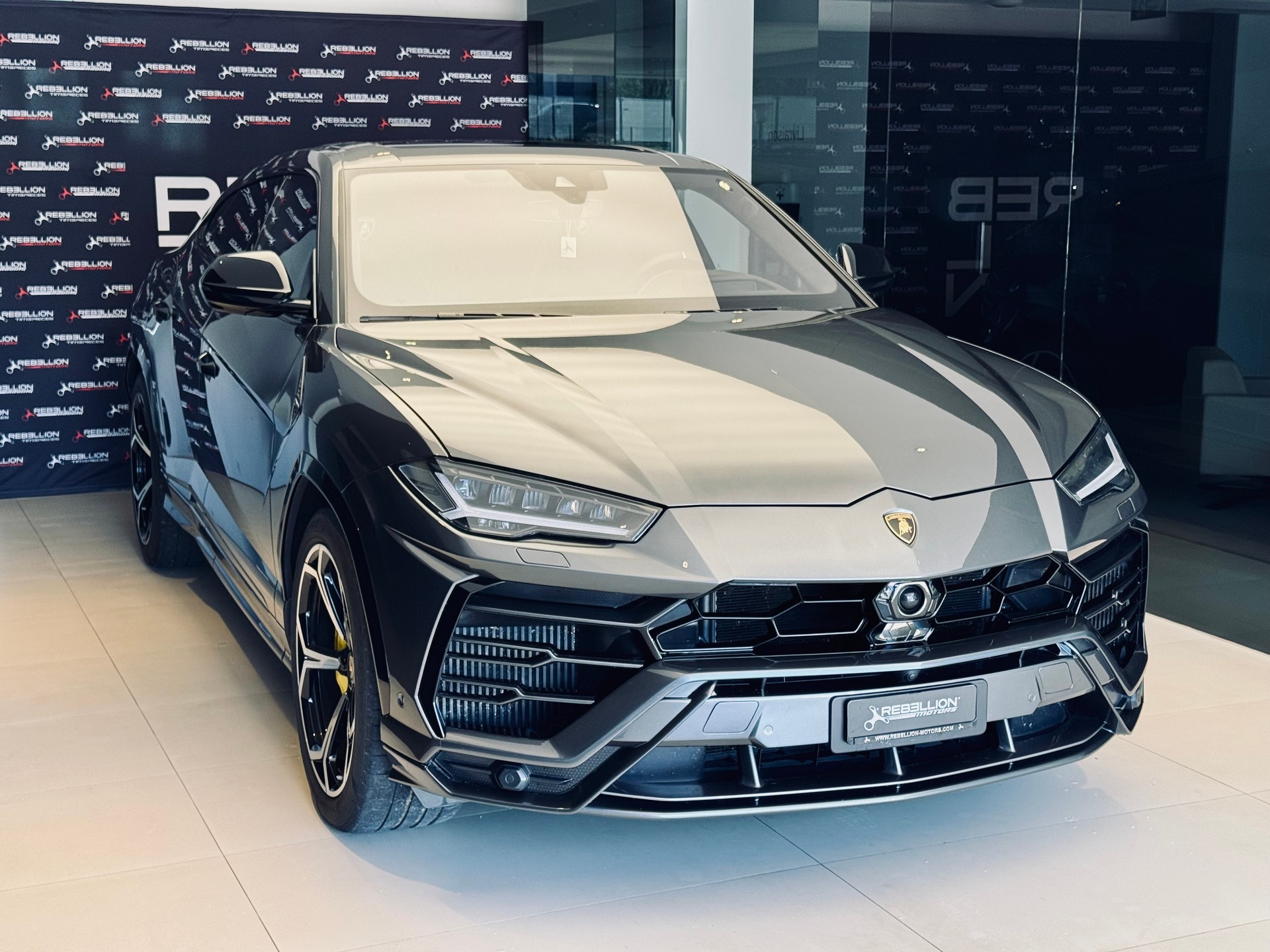 LAMBORGHINI Urus E-Gear-showroom-element-2