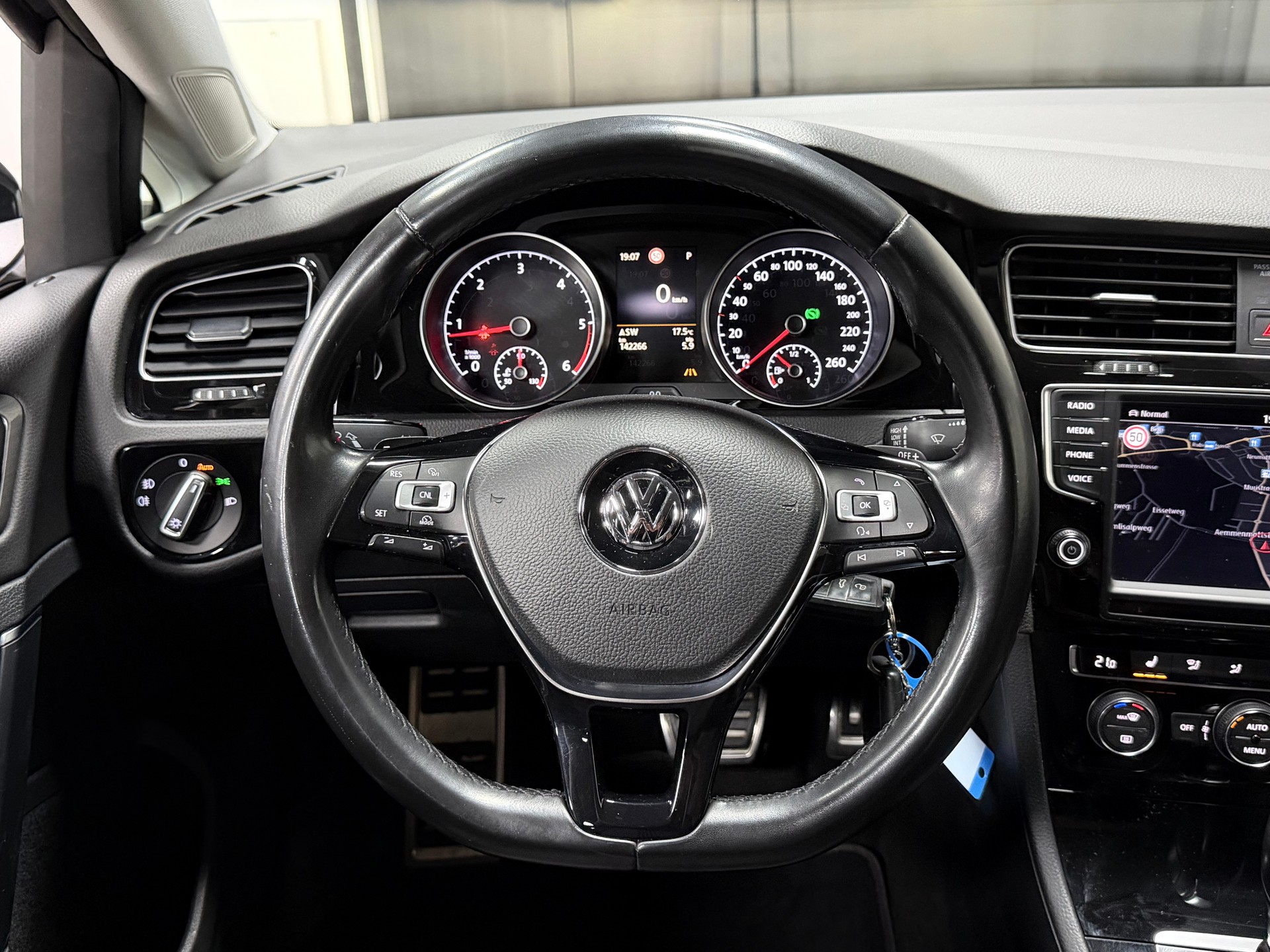 VW Golf 2.0 TDI Allstar DSG-image-13