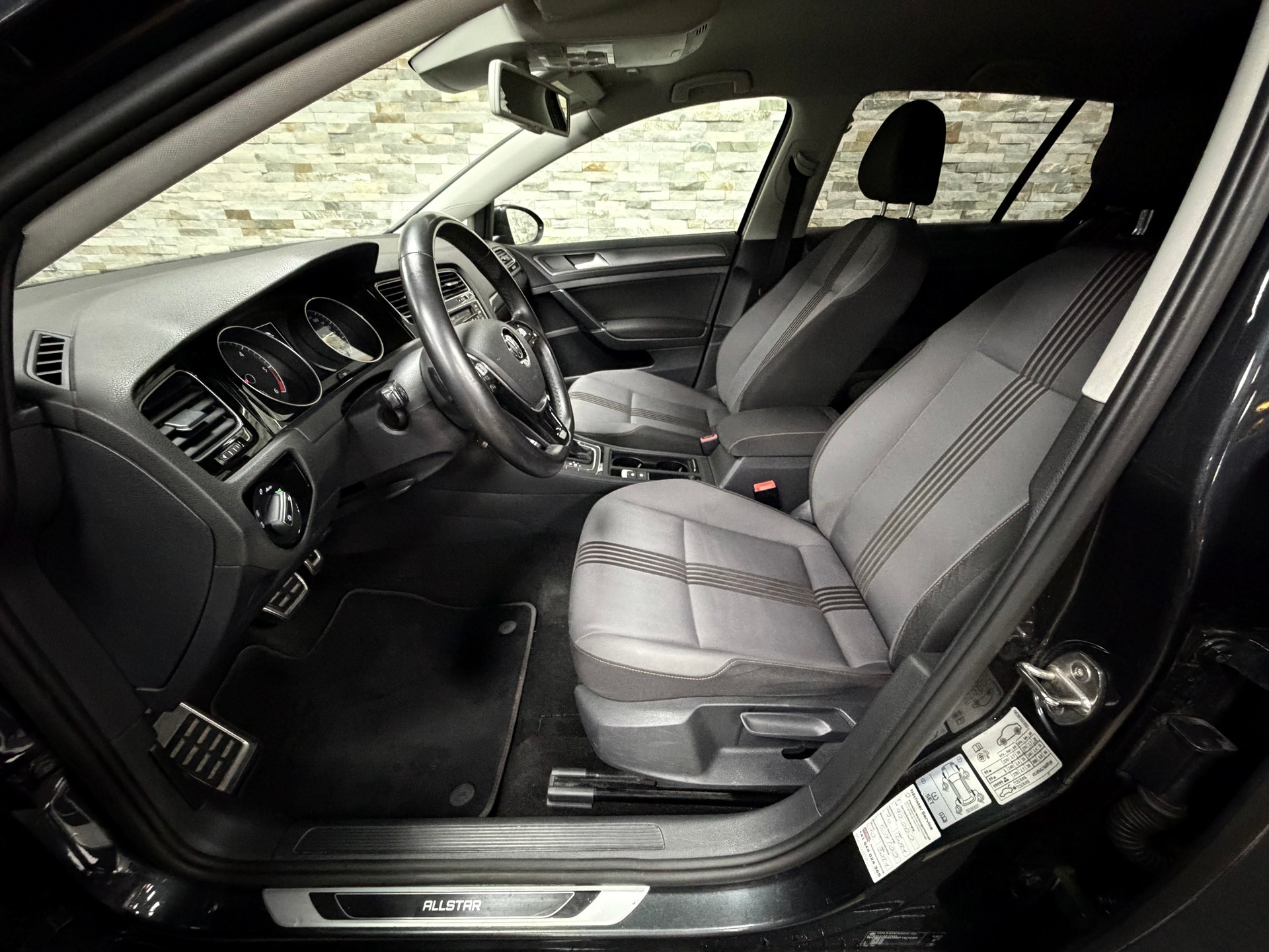 VW Golf 2.0 TDI Allstar DSG-image-11