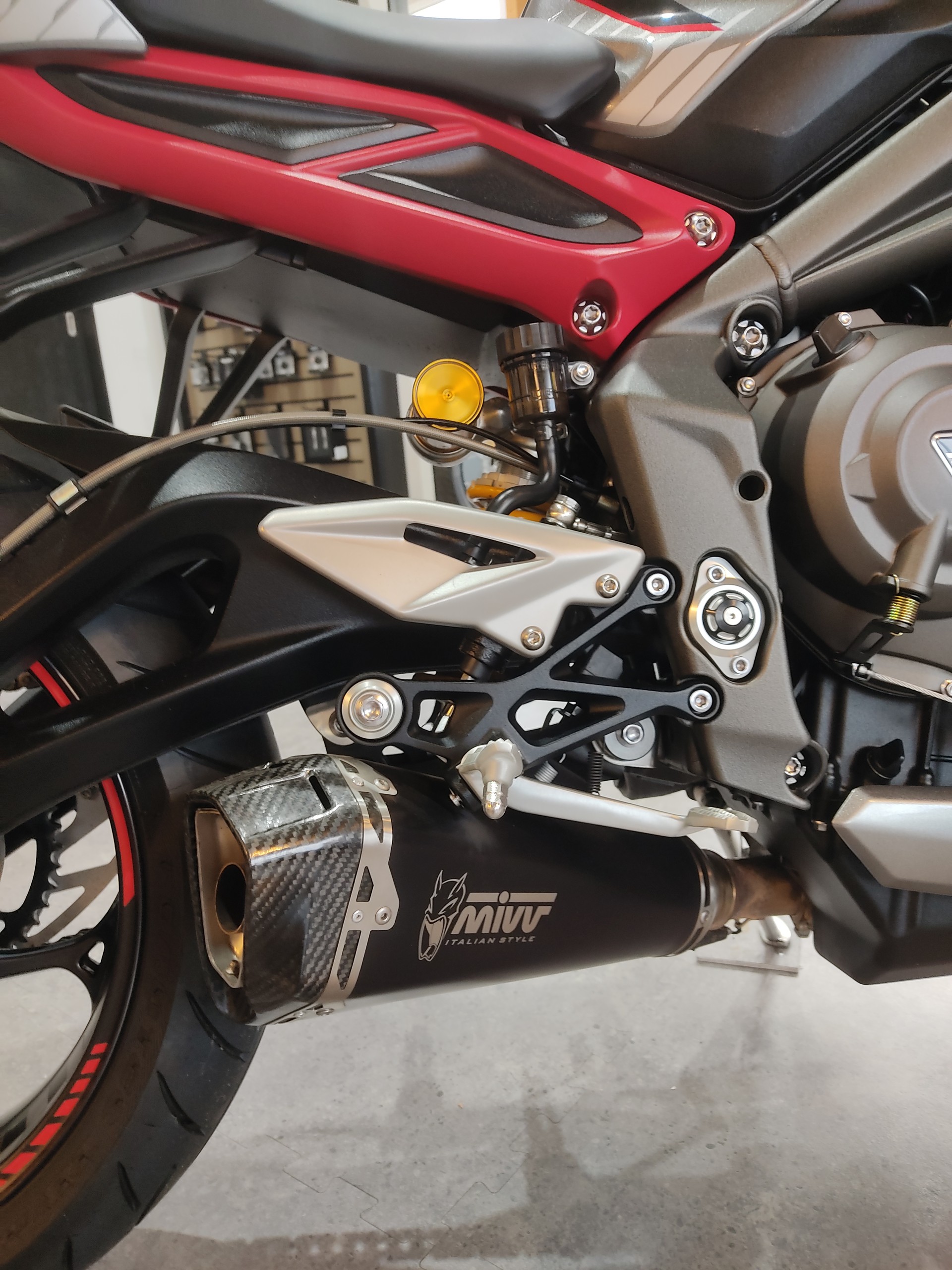 TRIUMPH Street Triple-image-3