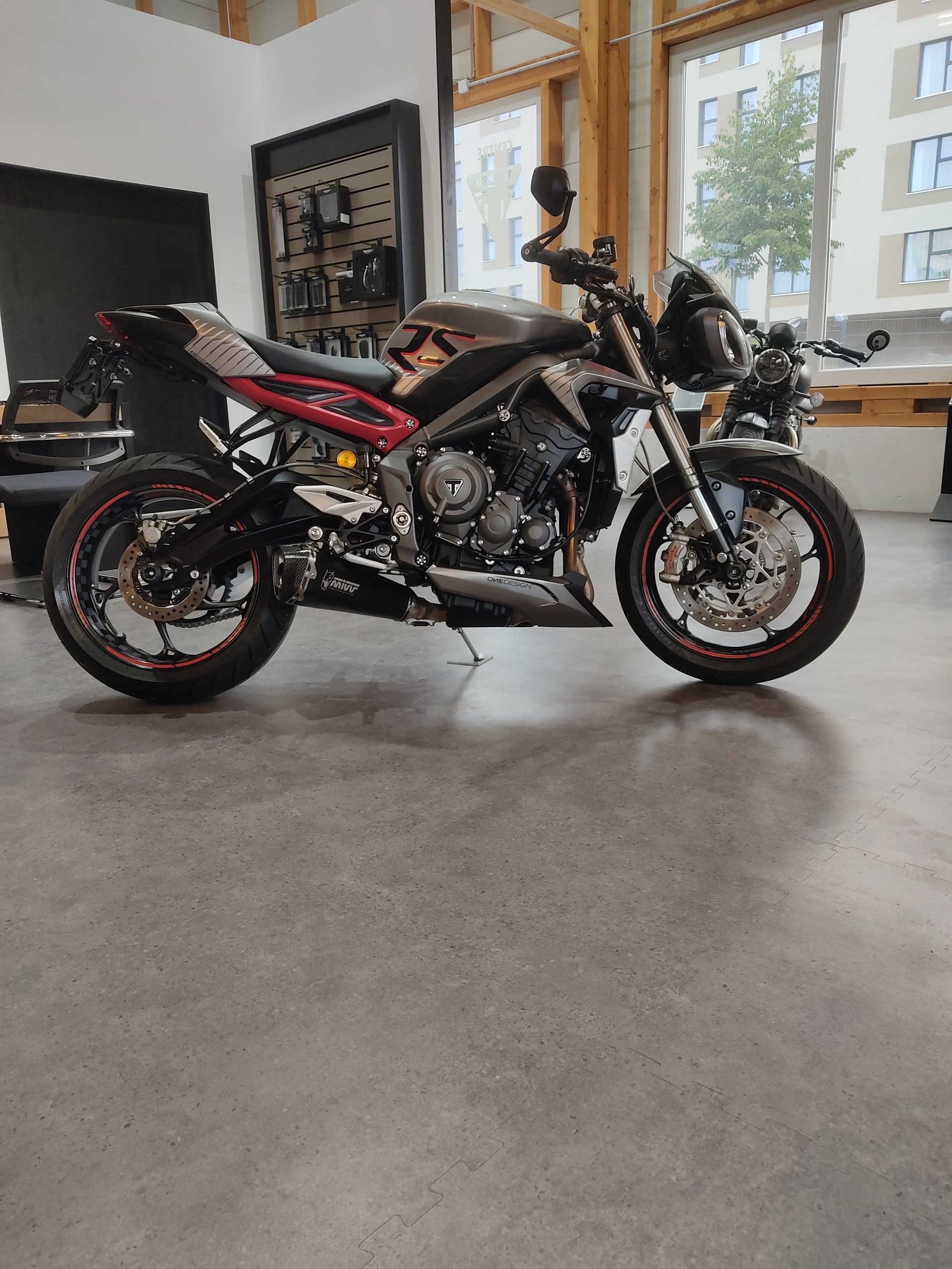 TRIUMPH Street Triple-image-1