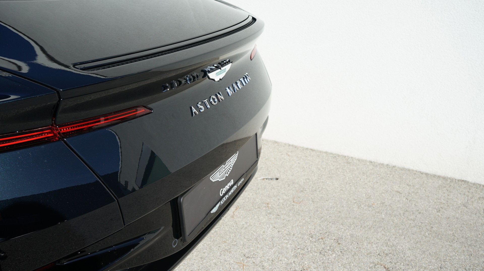 ASTON MARTIN DB12-image-8