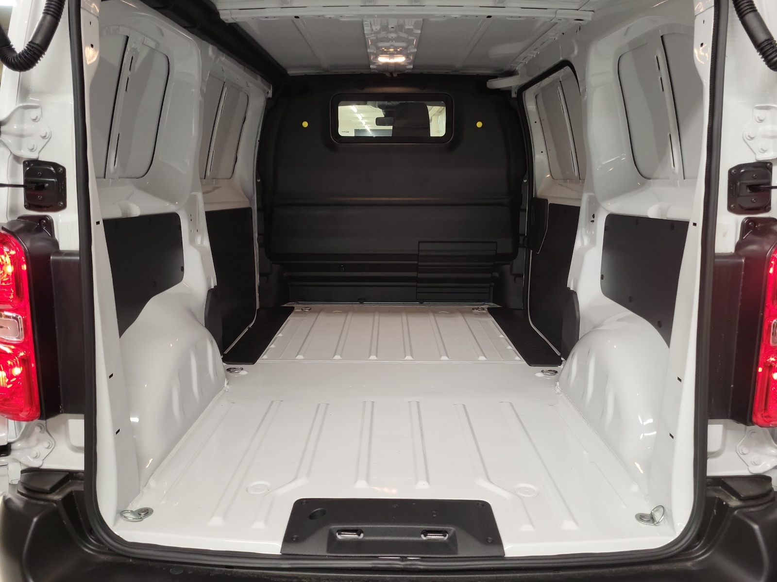 FIAT E-Scudo Kaw. L2 verglast 50 kWh Business Swiss Edition-image-10