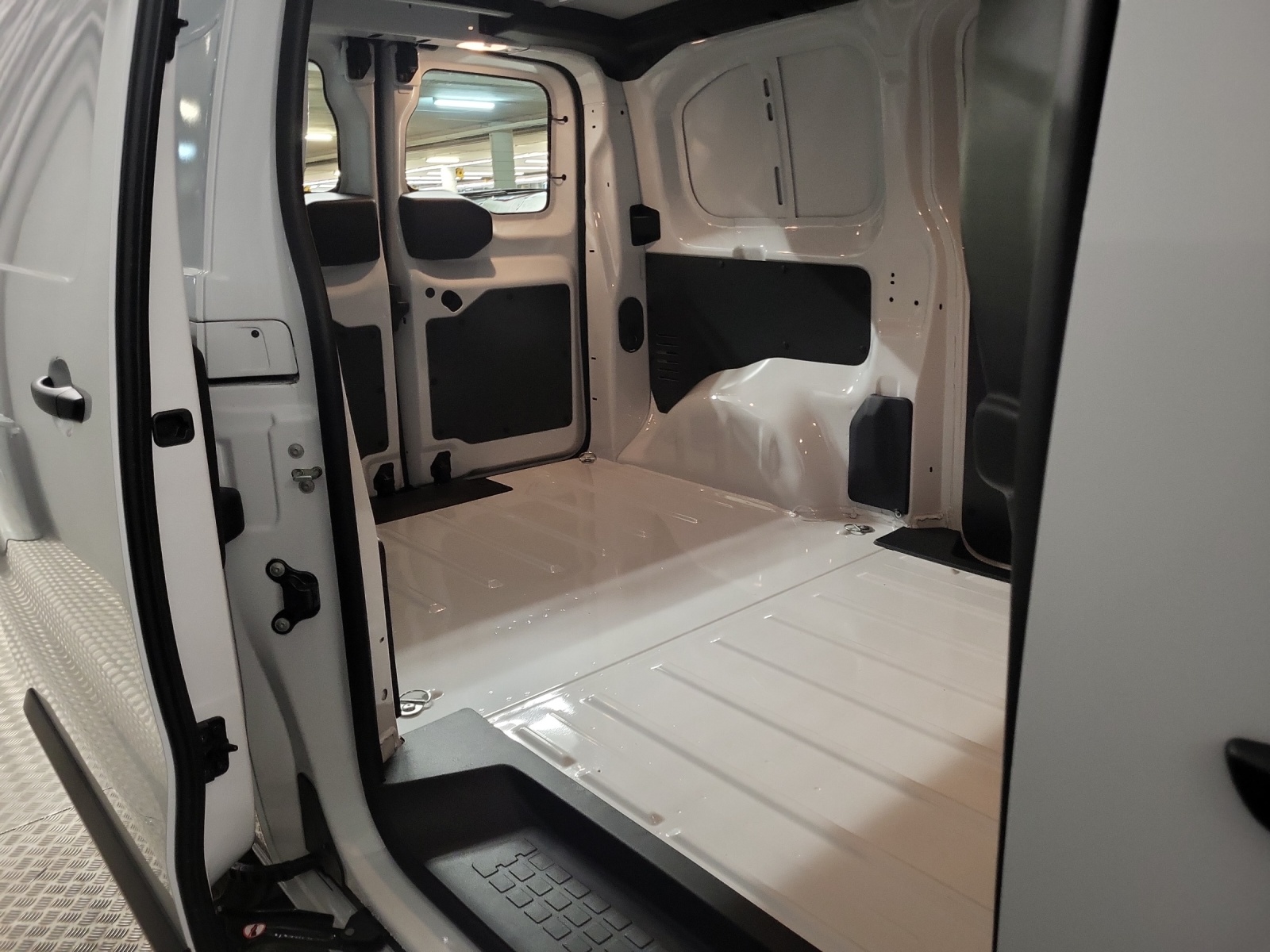 FIAT E-Scudo Kaw. L2 verglast 50 kWh Business Swiss Edition-image-11