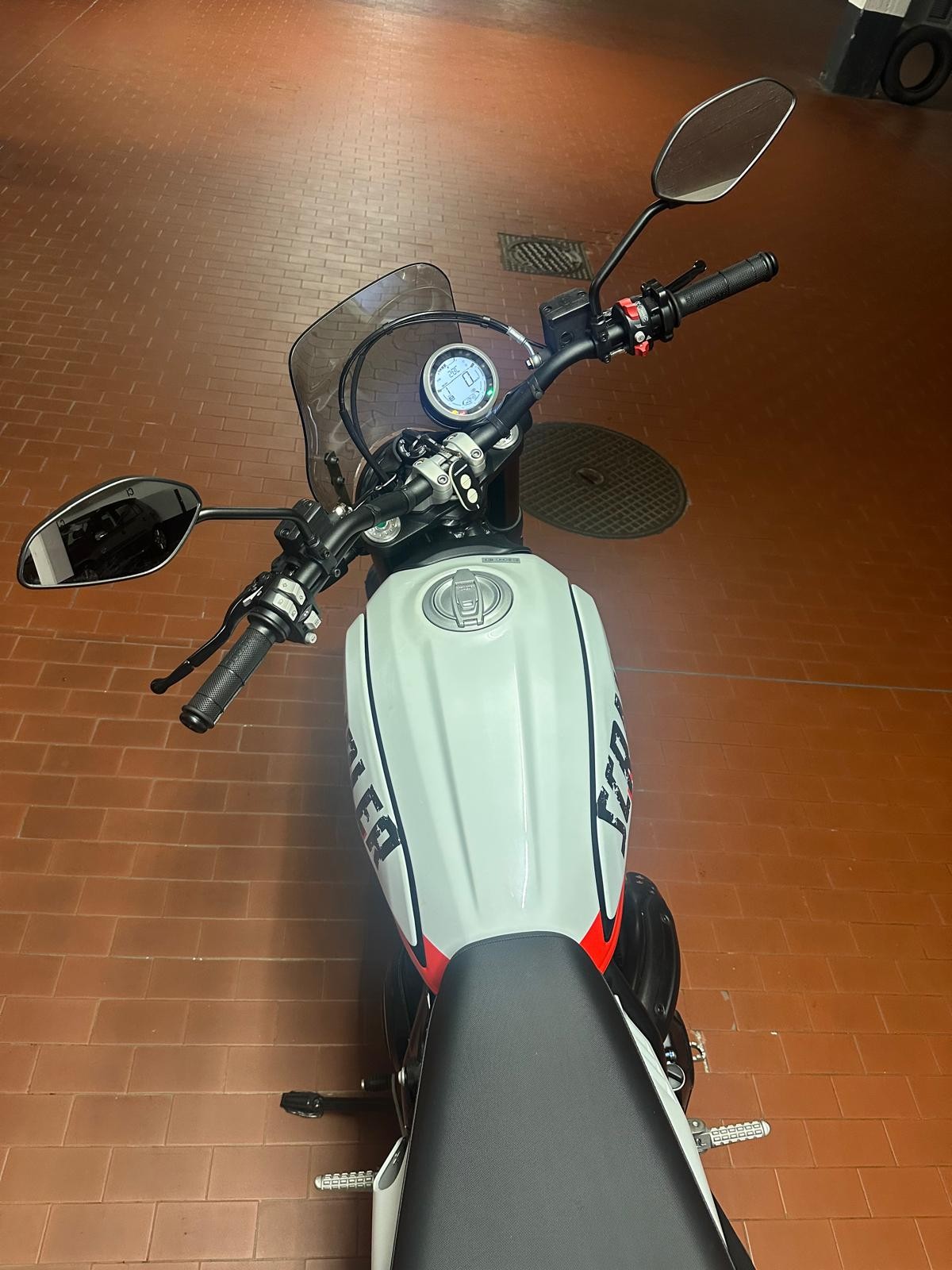 DUCATI 800-image-1