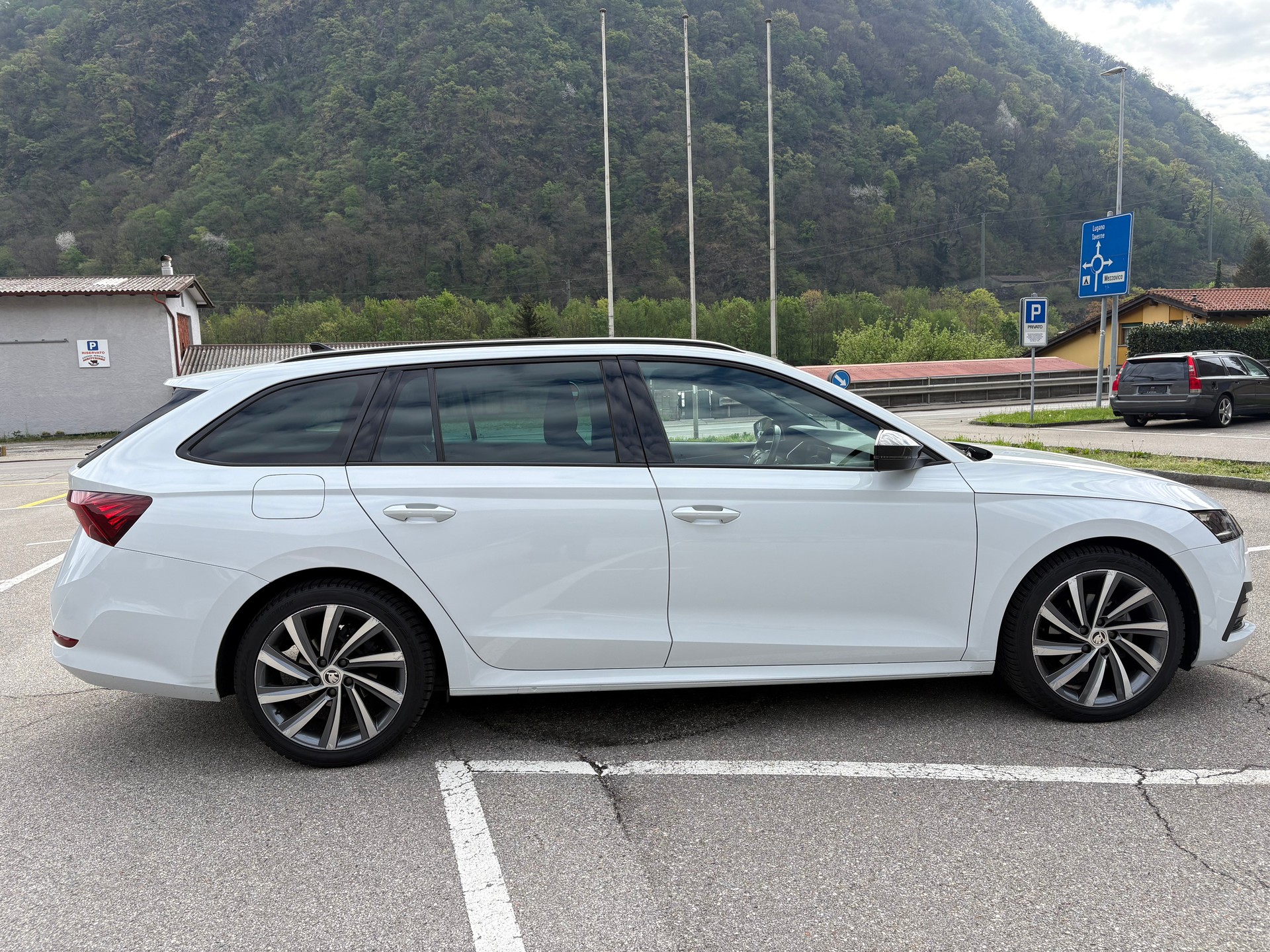 SKODA Octavia Combi 2.0 TDI DSG Ambition-image-1