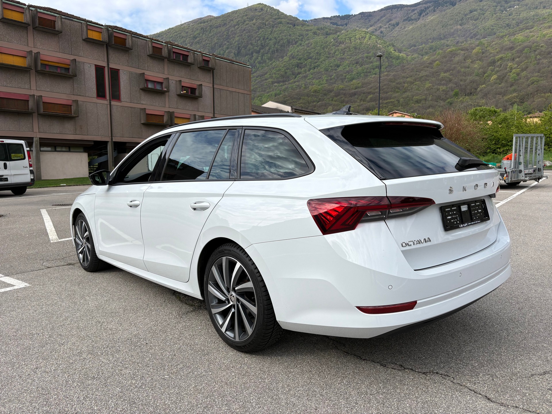SKODA Octavia Combi 2.0 TDI DSG Ambition-image-4